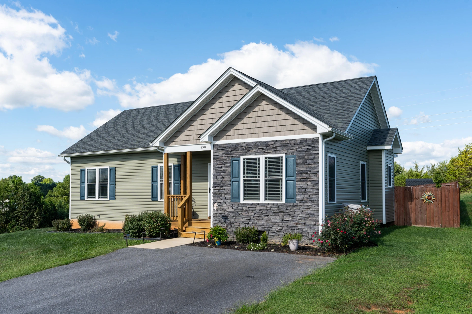290 Thoroughbred Cir - Photo 2