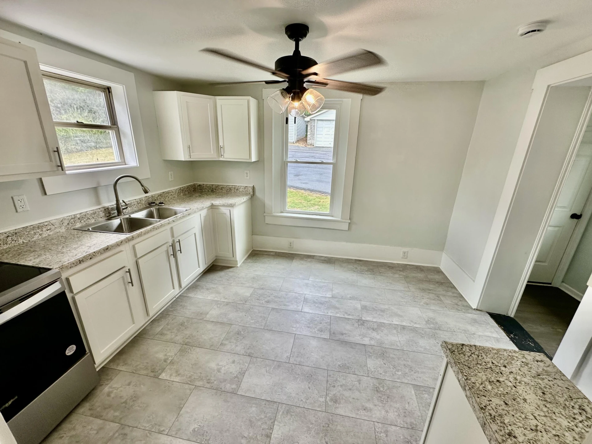 2321 S Lewis Ave - Photo 2