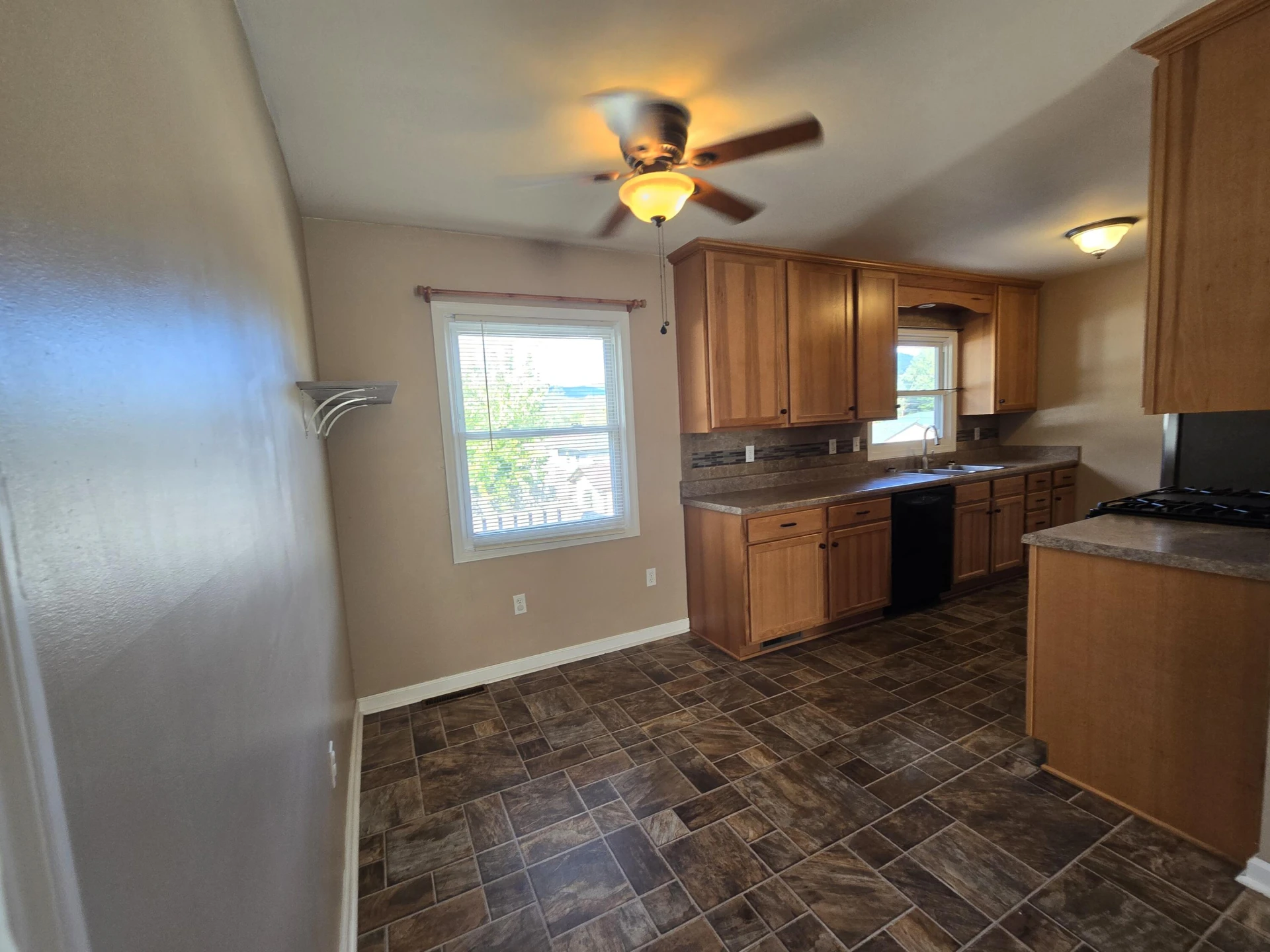 544 Brentwood Dr - Photo 3