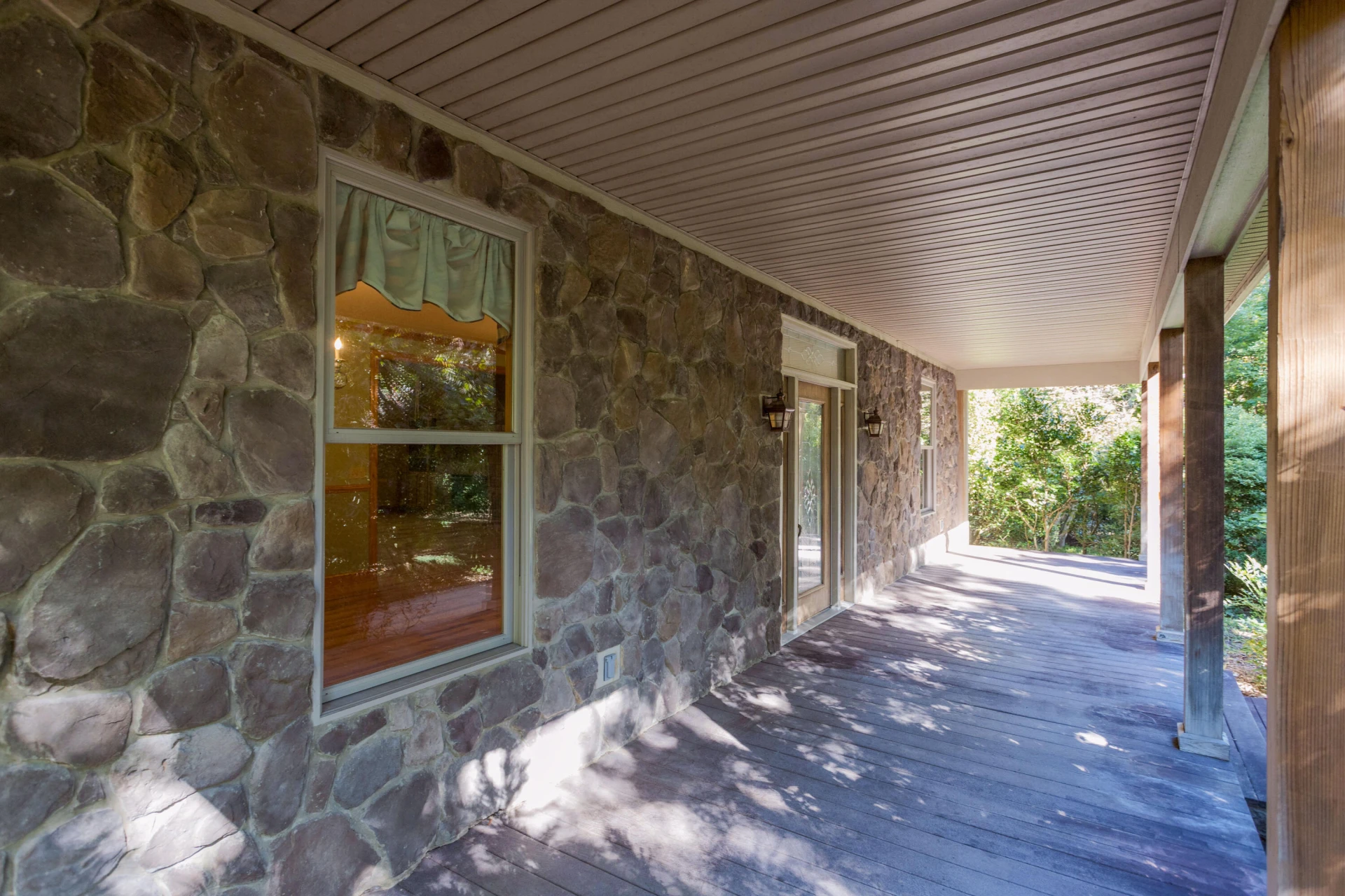 220 East Ridge Dr - Photo 2