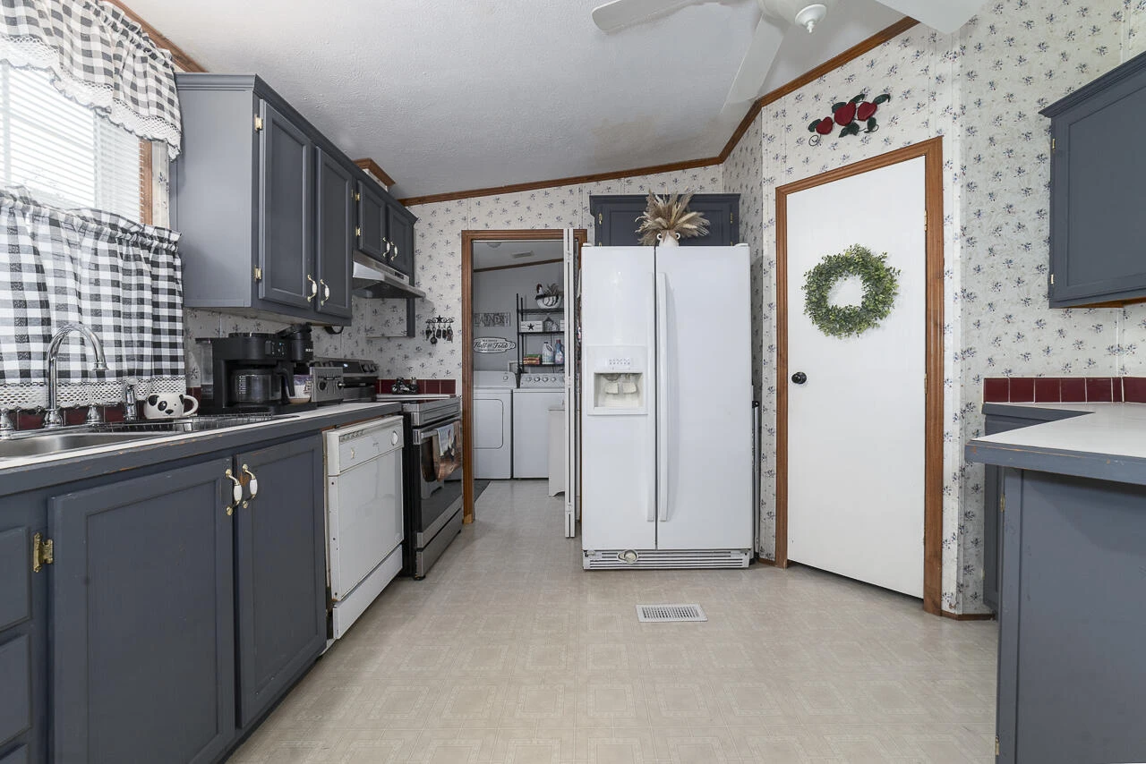 122 E 38th St - Photo 17