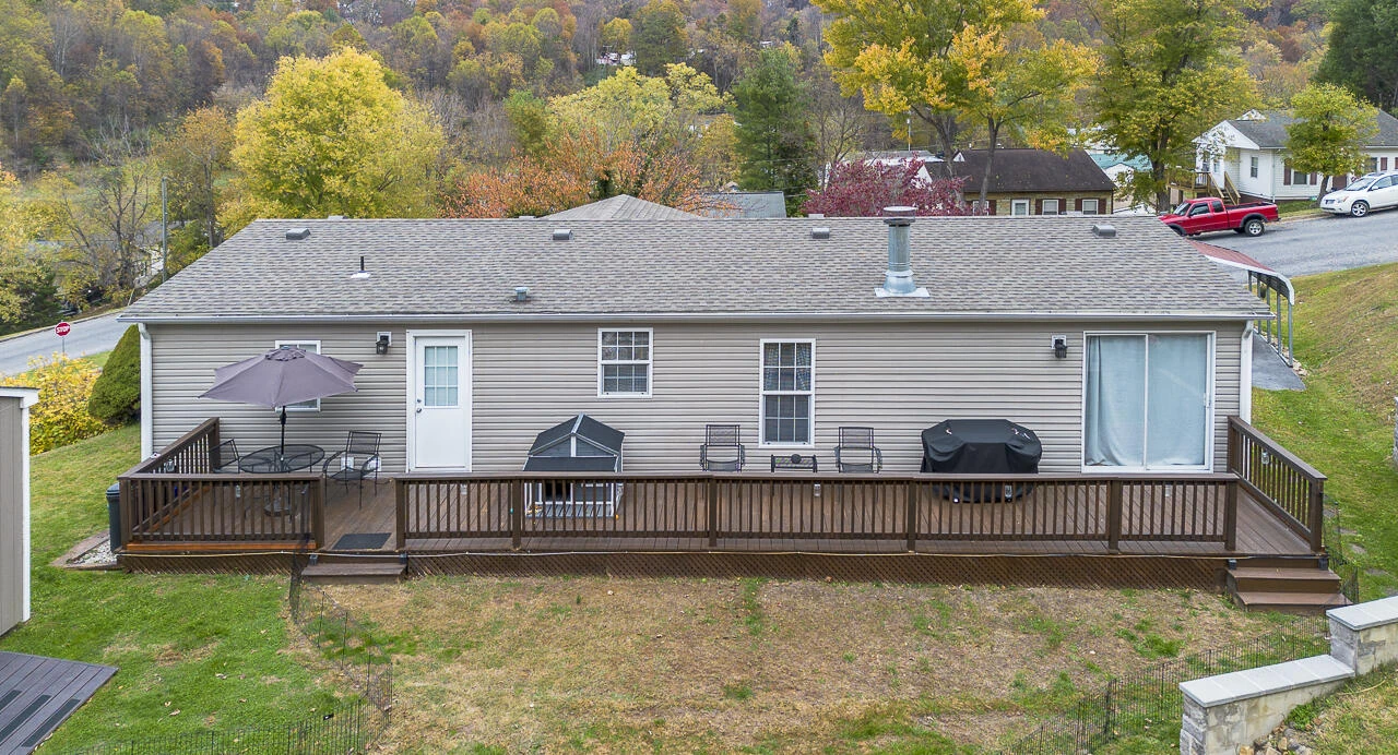 122 E 38th St - Photo 2