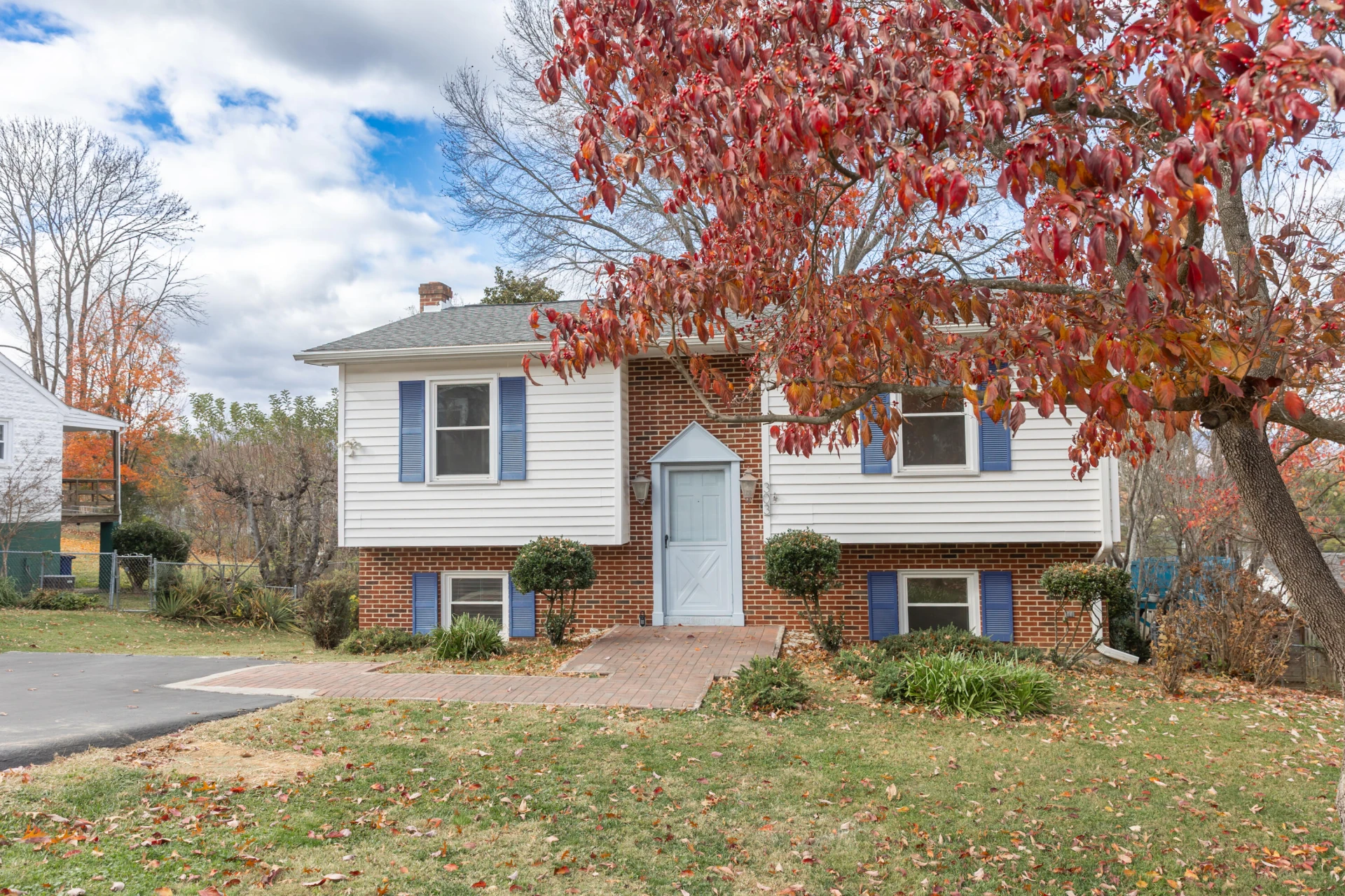 303 Summit St - Photo 2