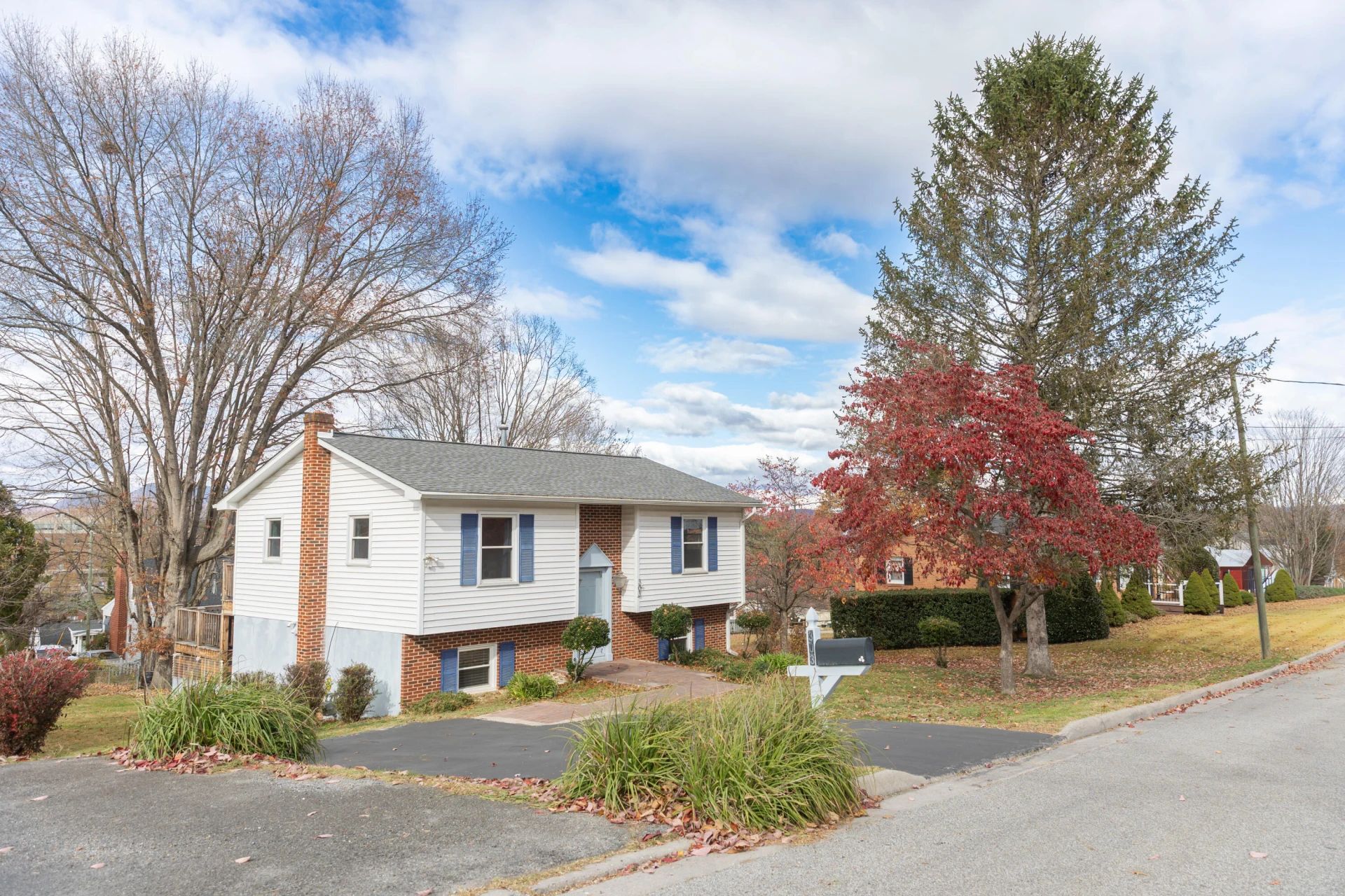 303 Summit St - Photo 3
