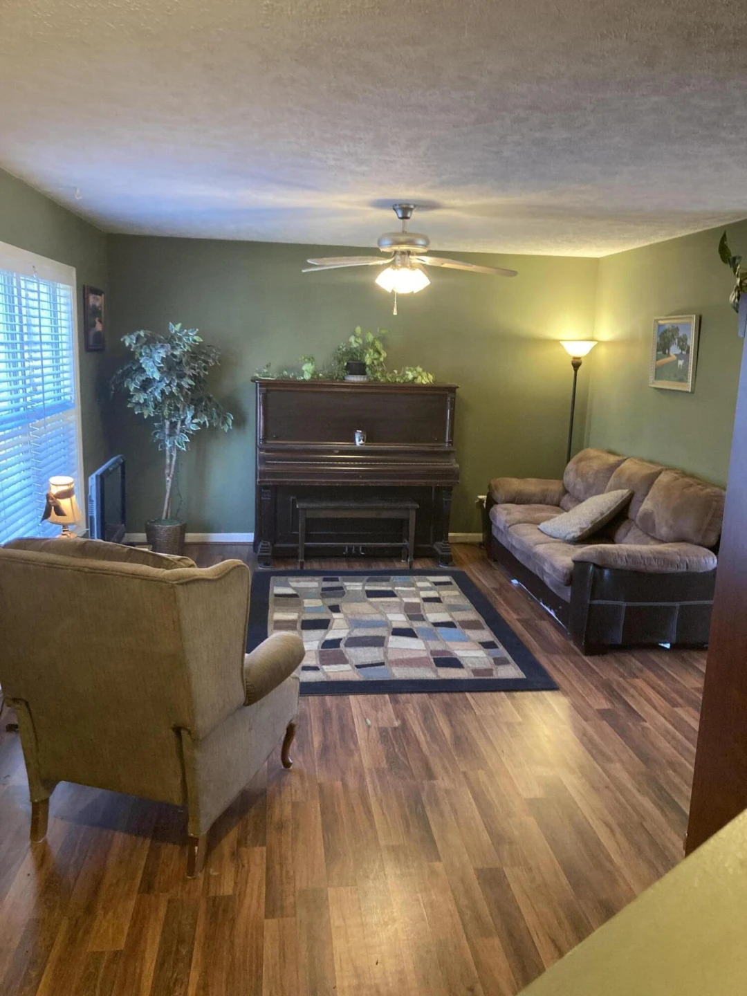 1847 Hawthorne Ave - Photo 3