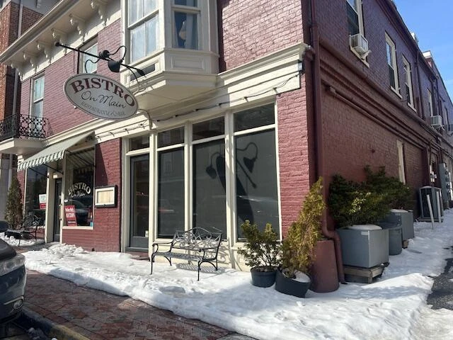 8 N Main St N