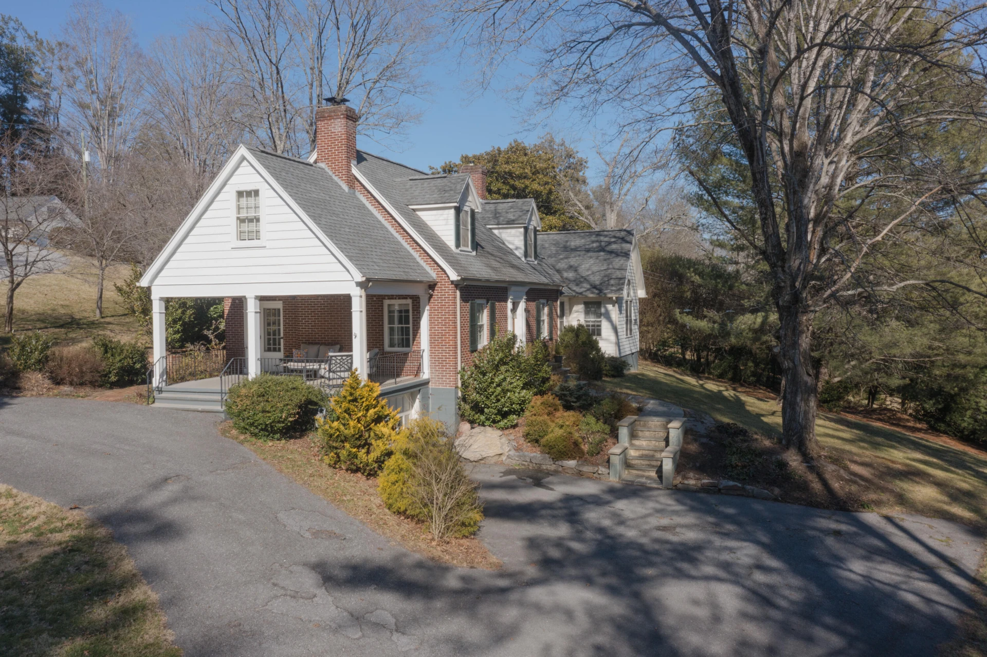 305 Overhill Dr - Photo 2