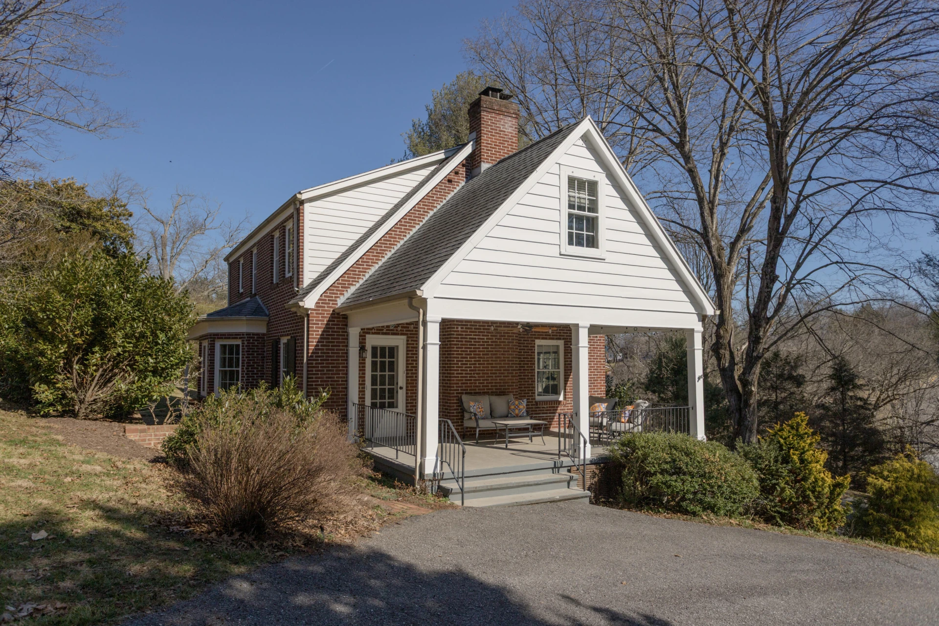 305 Overhill Dr - Photo 3