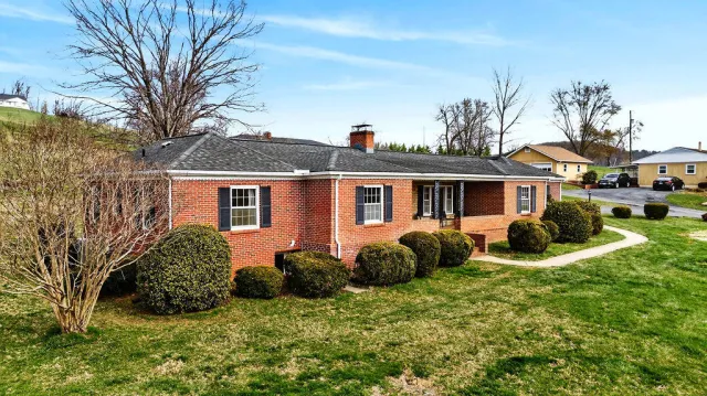 11 AVALON Ln