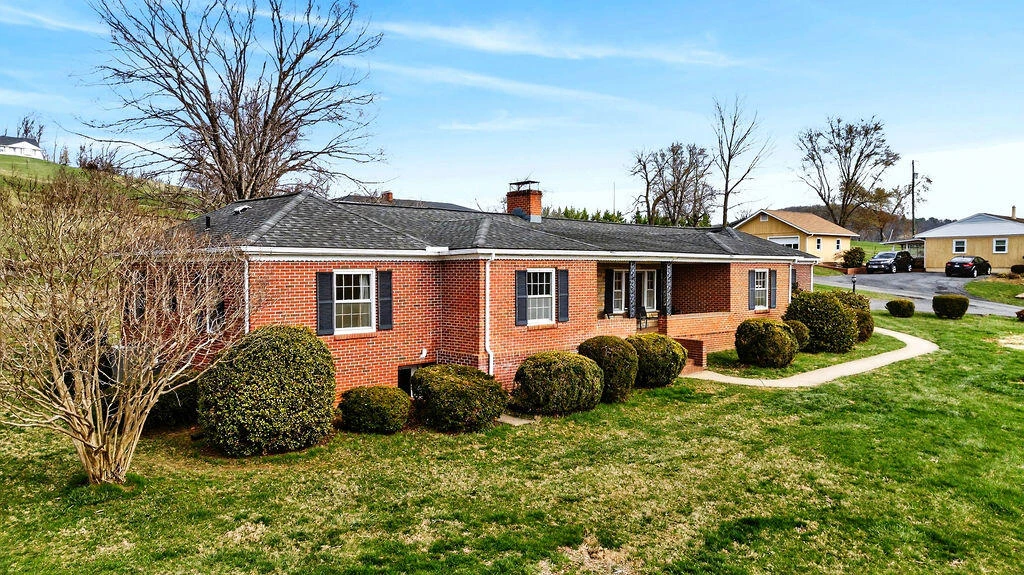 11 AVALON Ln