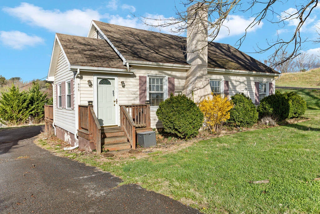 805 S MAIN St - Photo 2