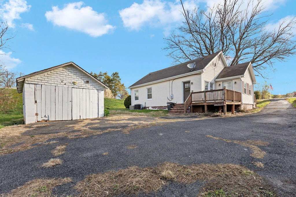 805 S MAIN St - Photo 3
