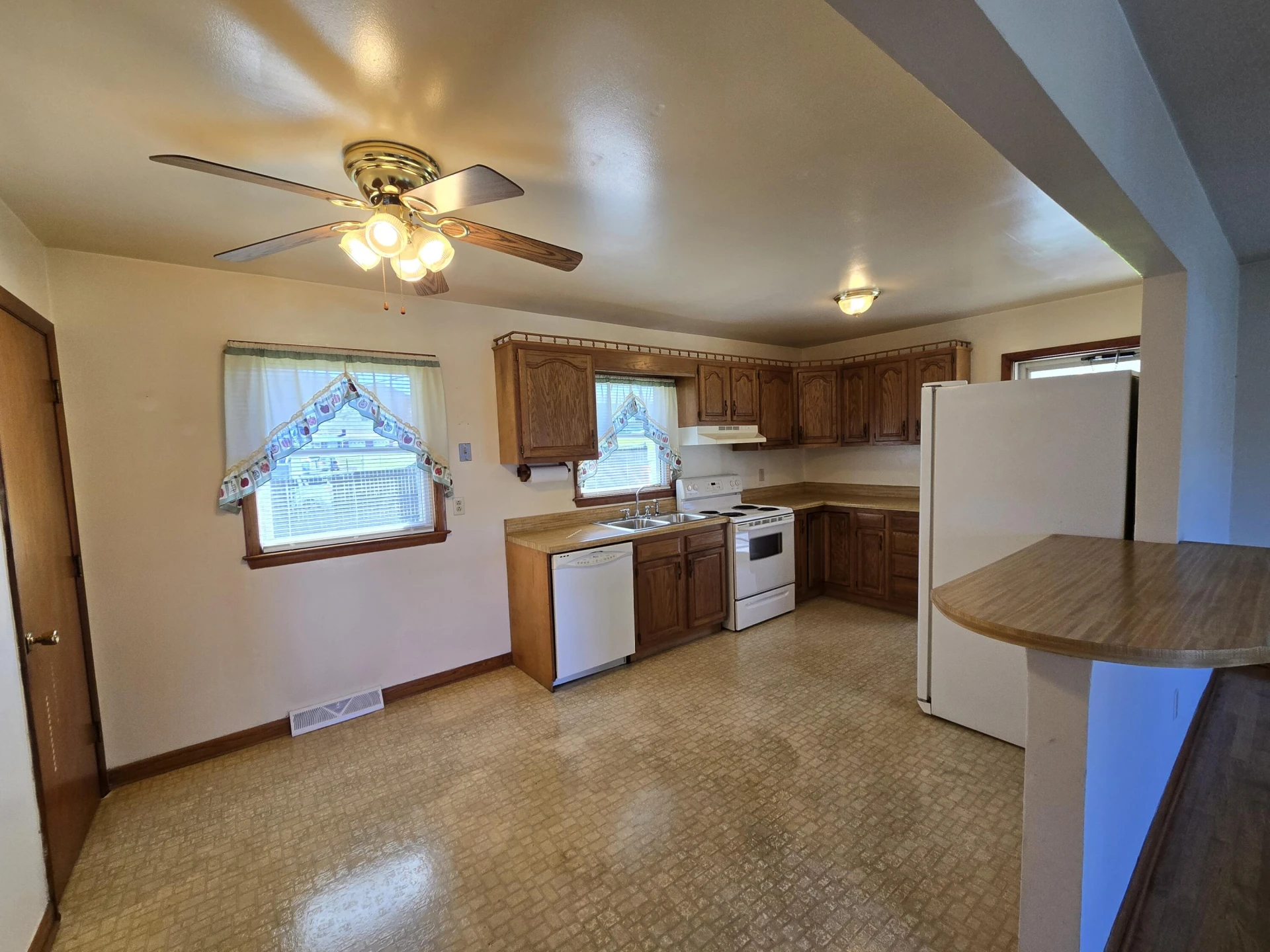 414 Center Ct - Photo 5
