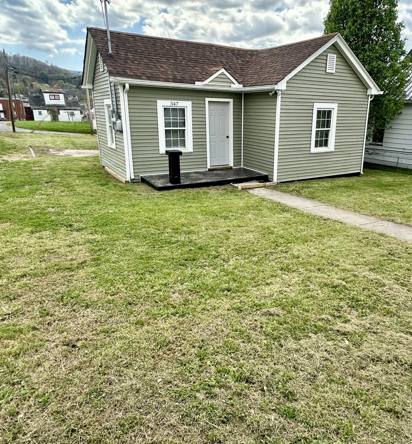 347 E Oak St - Photo 2