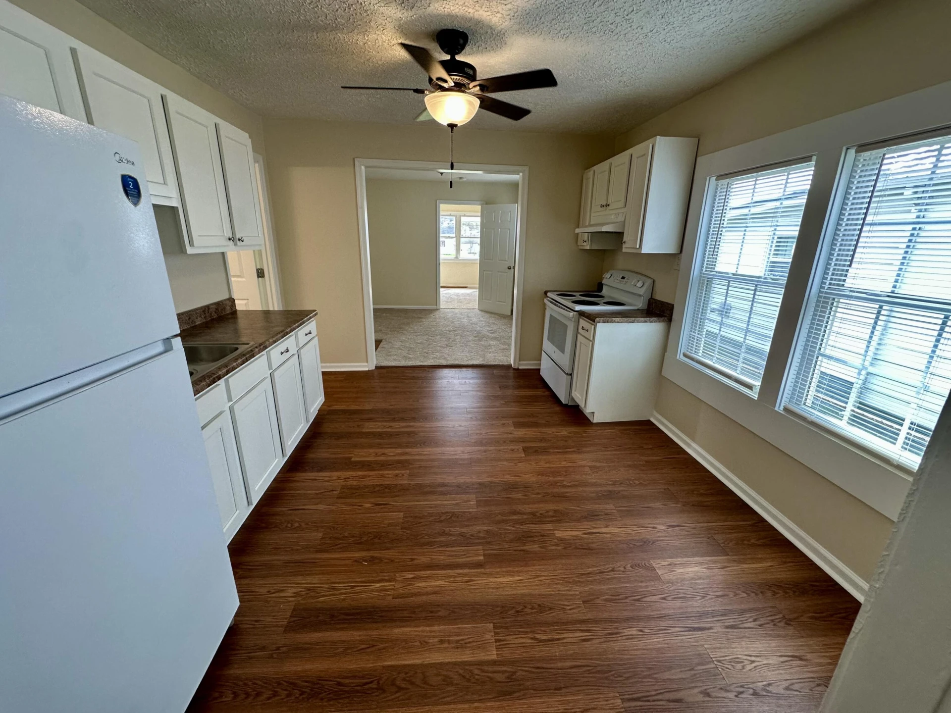 347 E Oak St - Photo 9