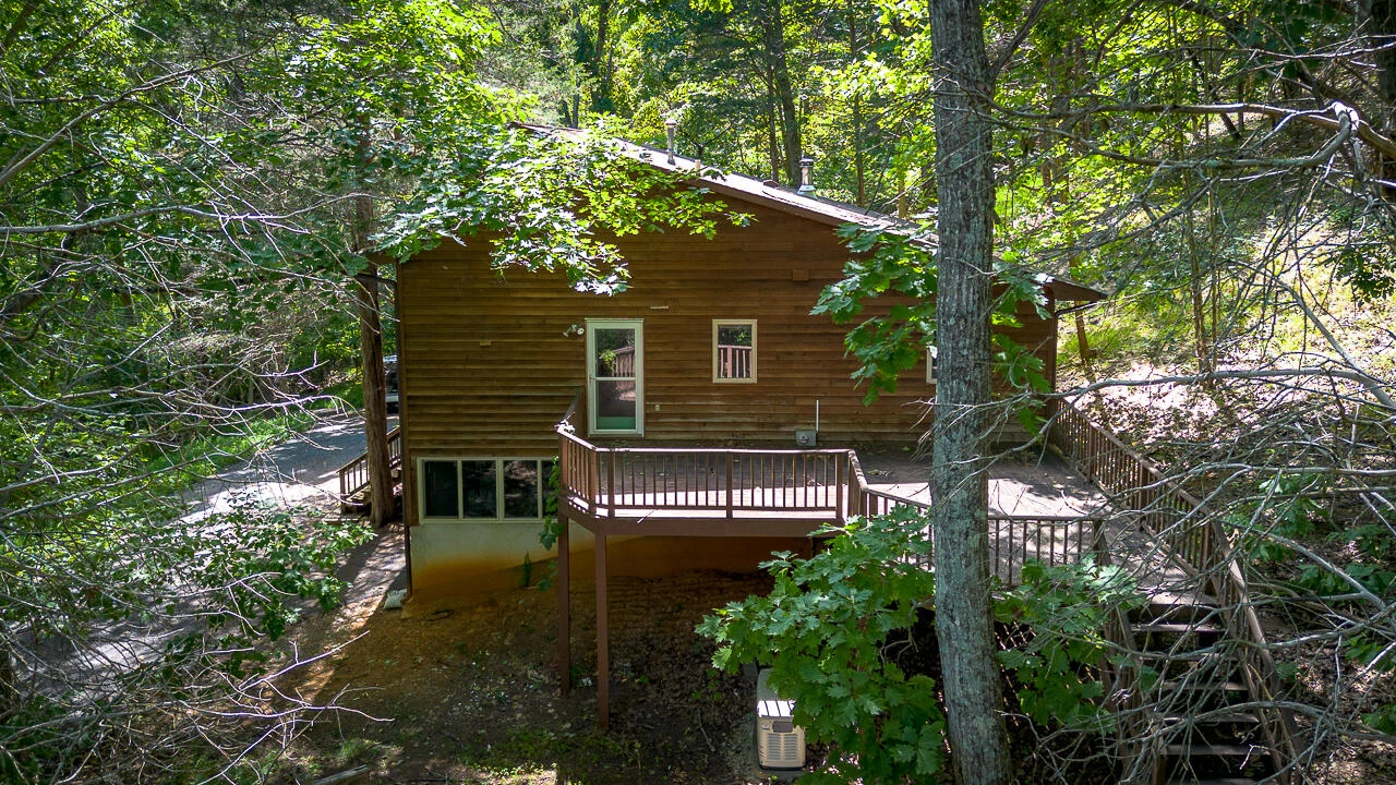 448 HOLLOW Ln - Photo 8