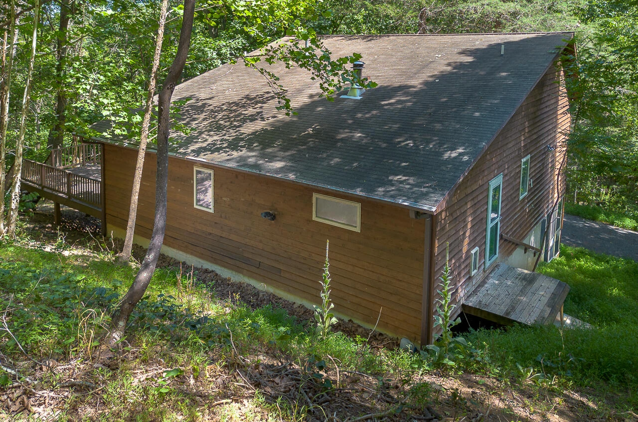 448 HOLLOW Ln - Photo 10