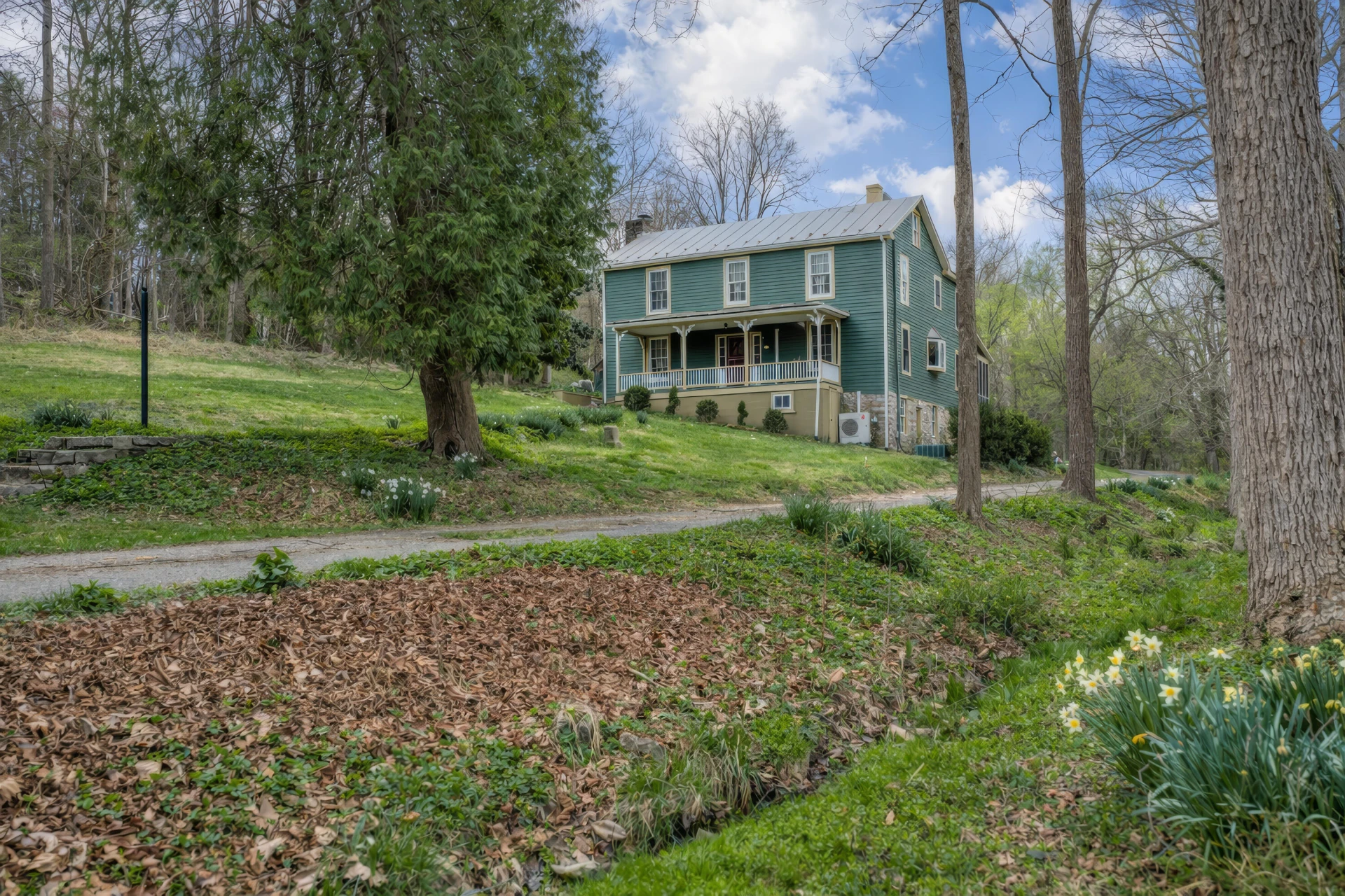 320 Enfield Rd - Photo 2