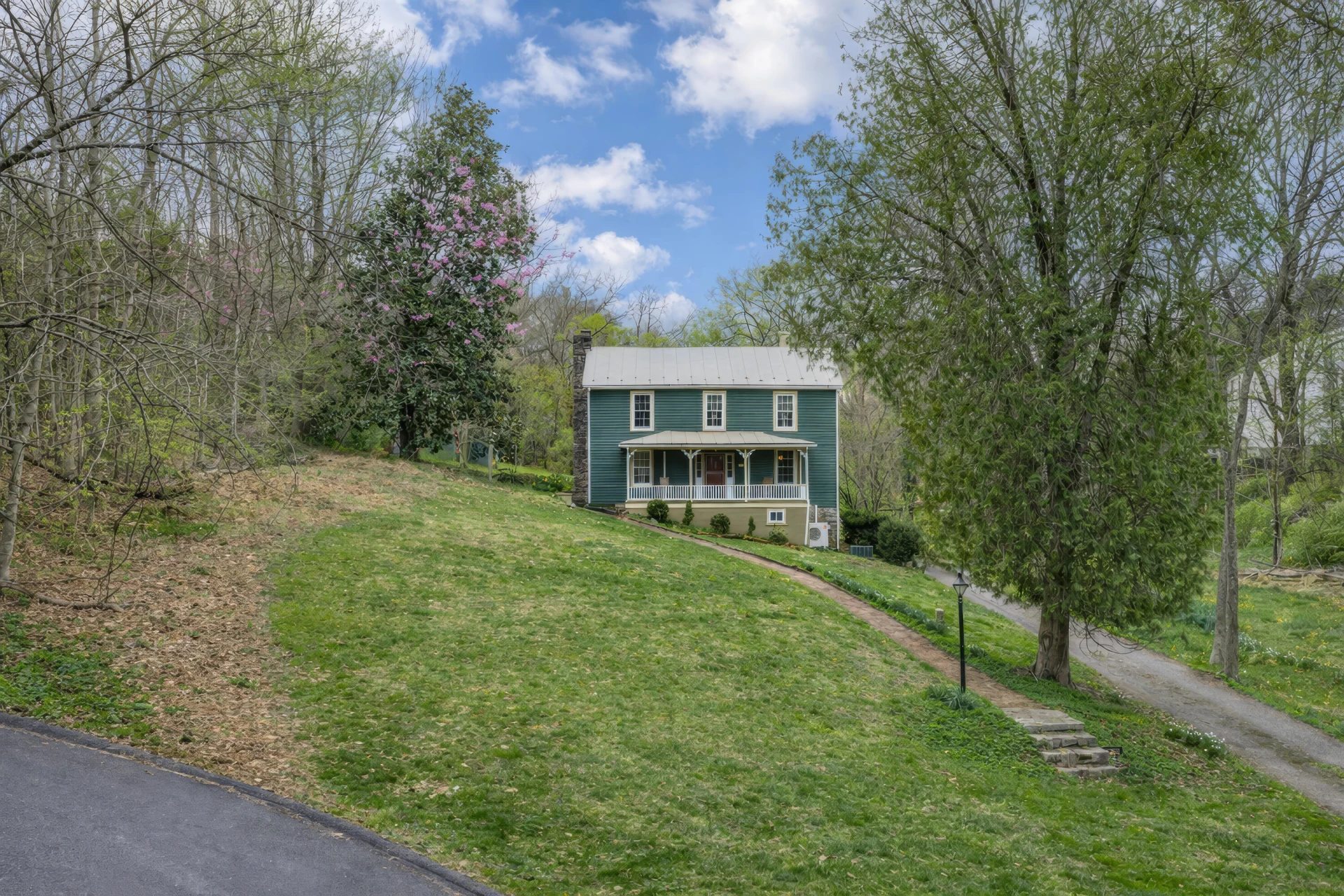 320 Enfield Rd - Photo 3