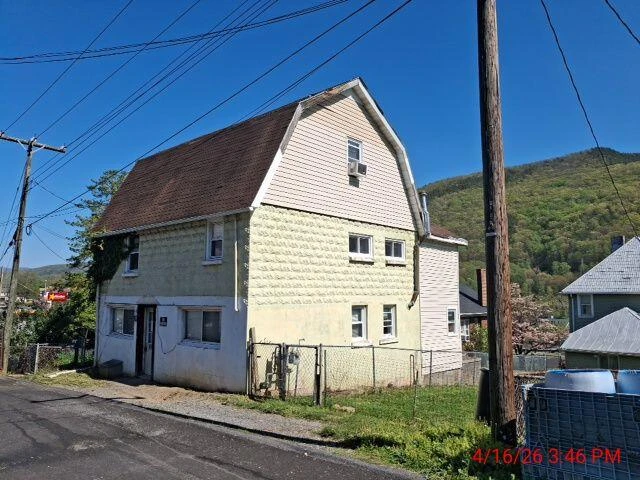 608 1/2 W Ridgeway St - Photo 2