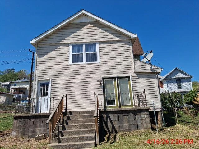 608 1/2 W Ridgeway St - Photo 4
