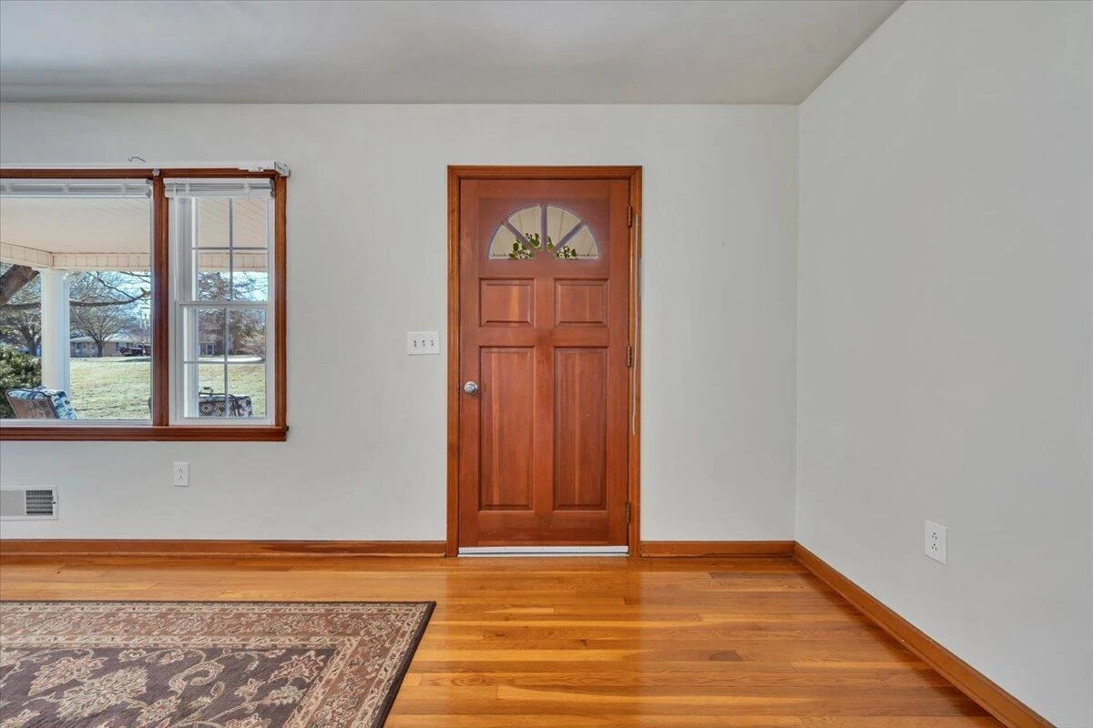 1846 Pineview Dr - Photo 3