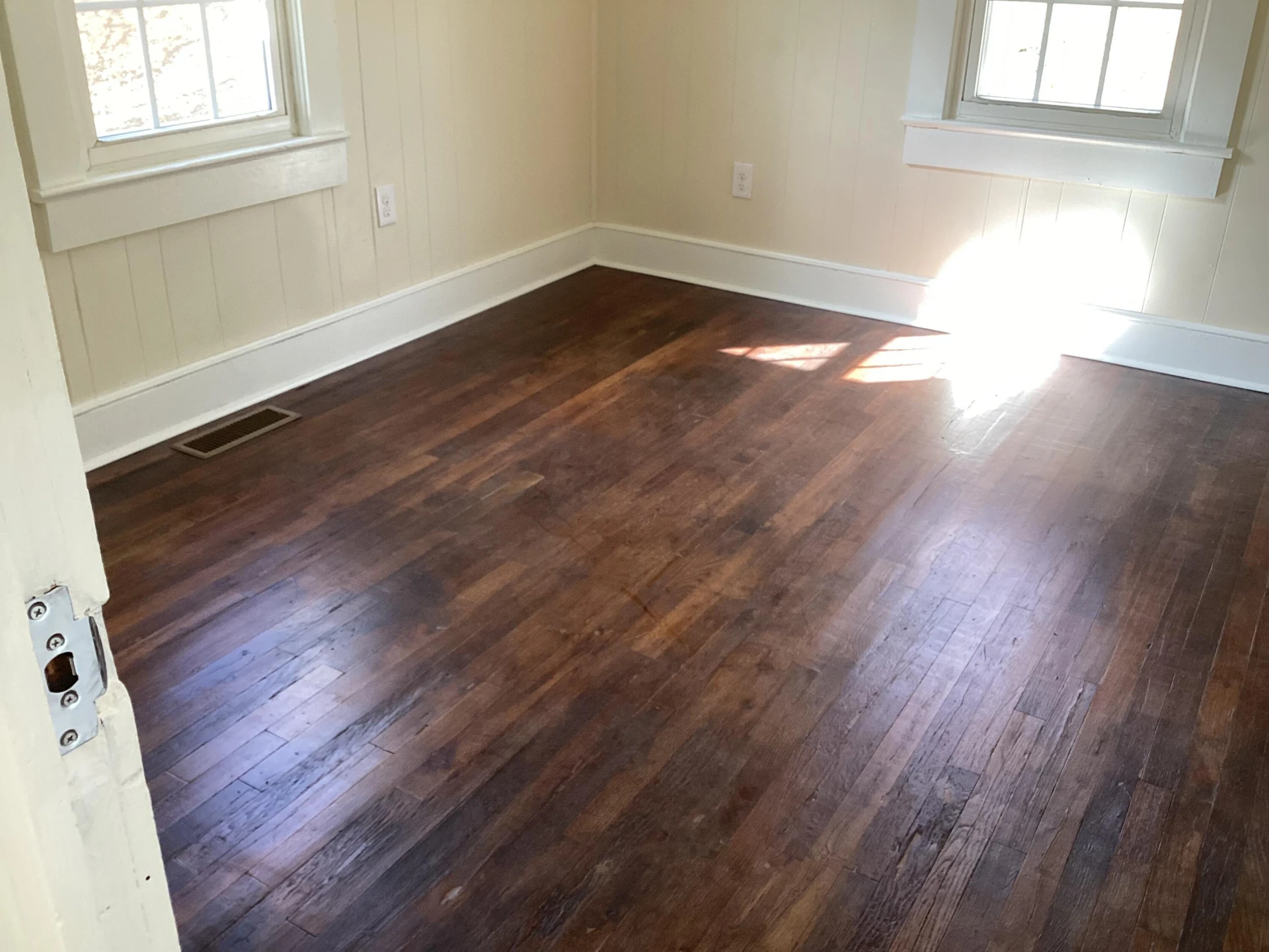 2334 Hawthorne Ave - Photo 2