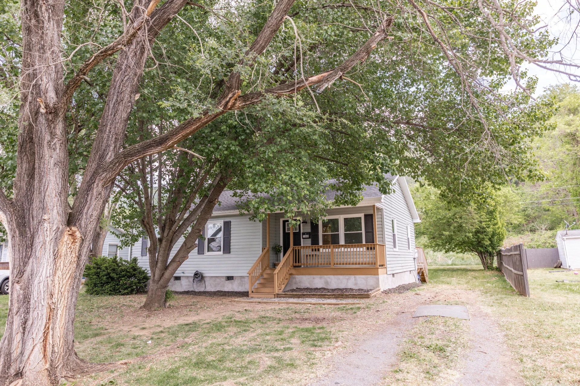 1448 Oak Ave - Photo 2