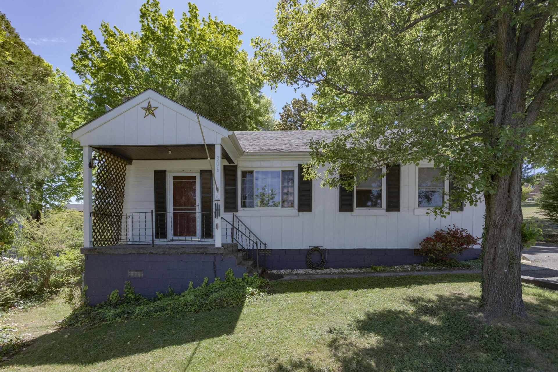 306 Walker St