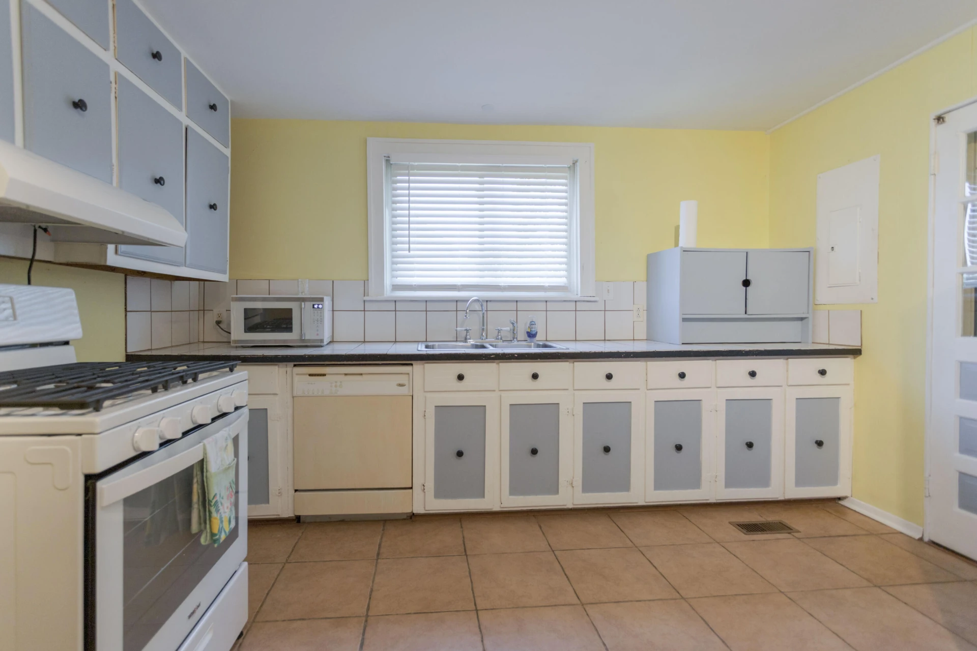 306 Walker St - Photo 8