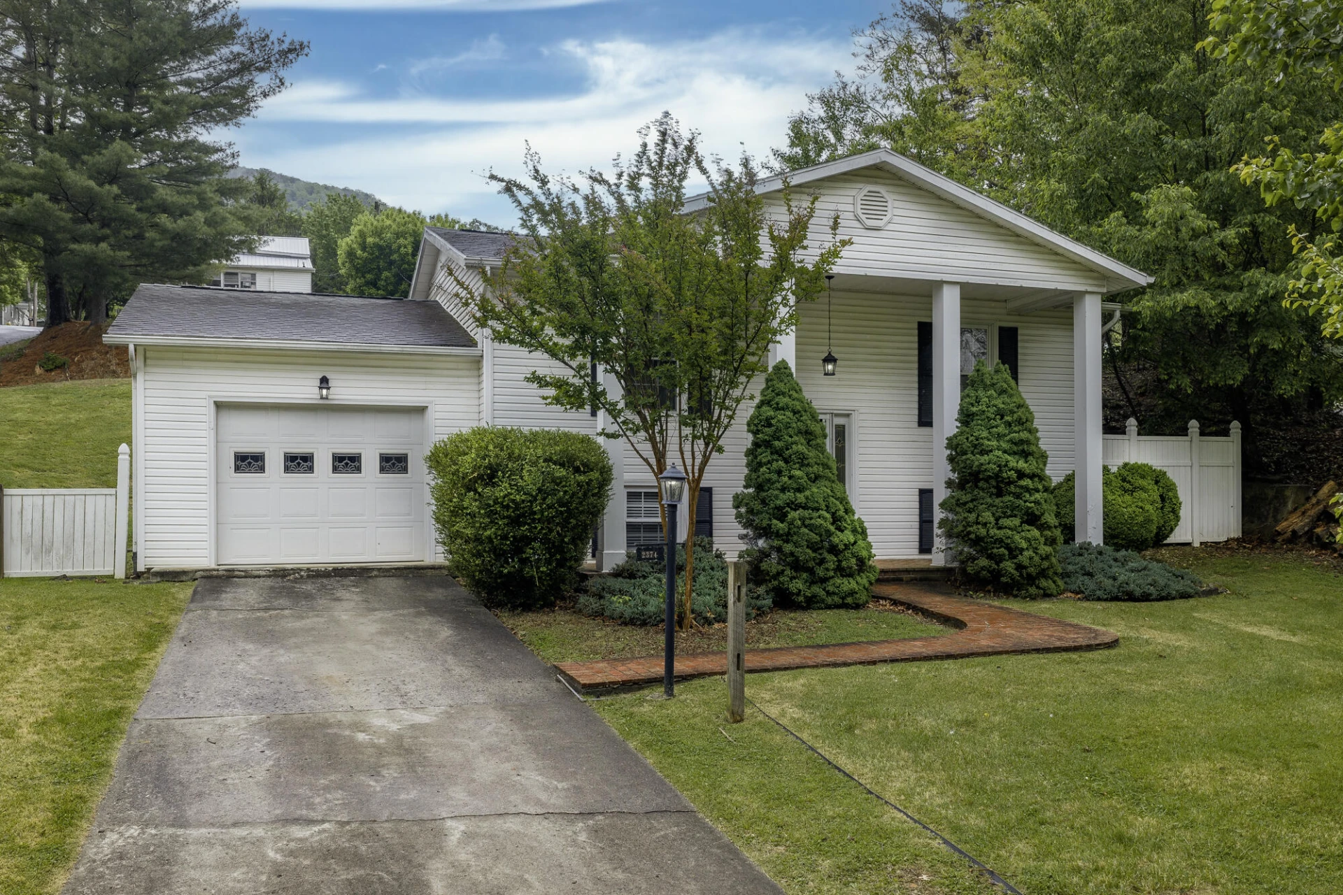 2374 Pine Ave - Photo 2