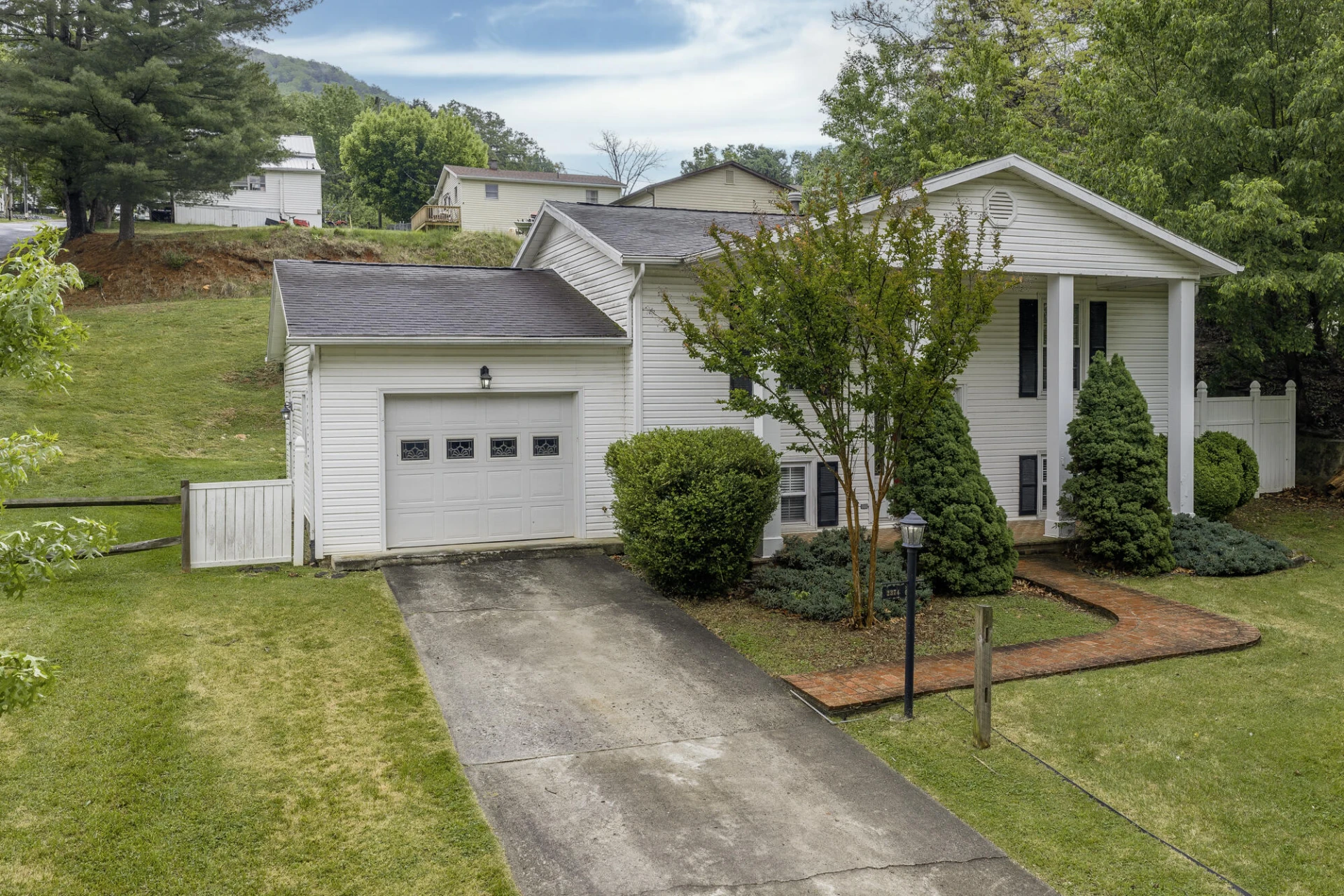 2374 Pine Ave - Photo 3