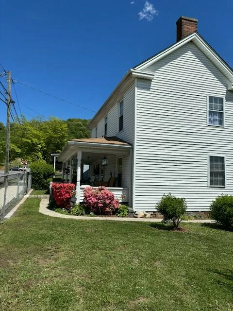 217 E Spruce St E - Photo 2