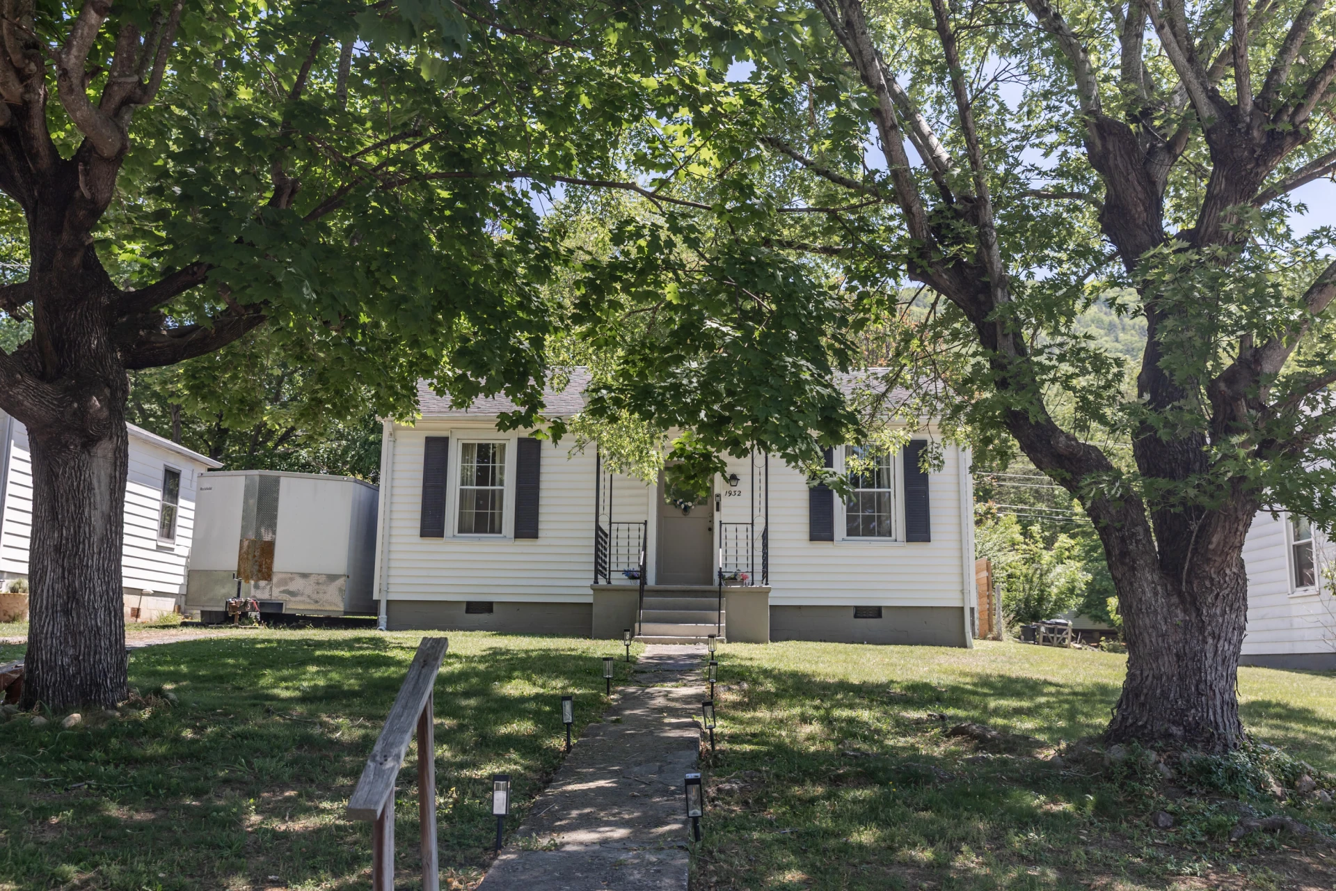1932 Hawthorne Ave - Photo 2