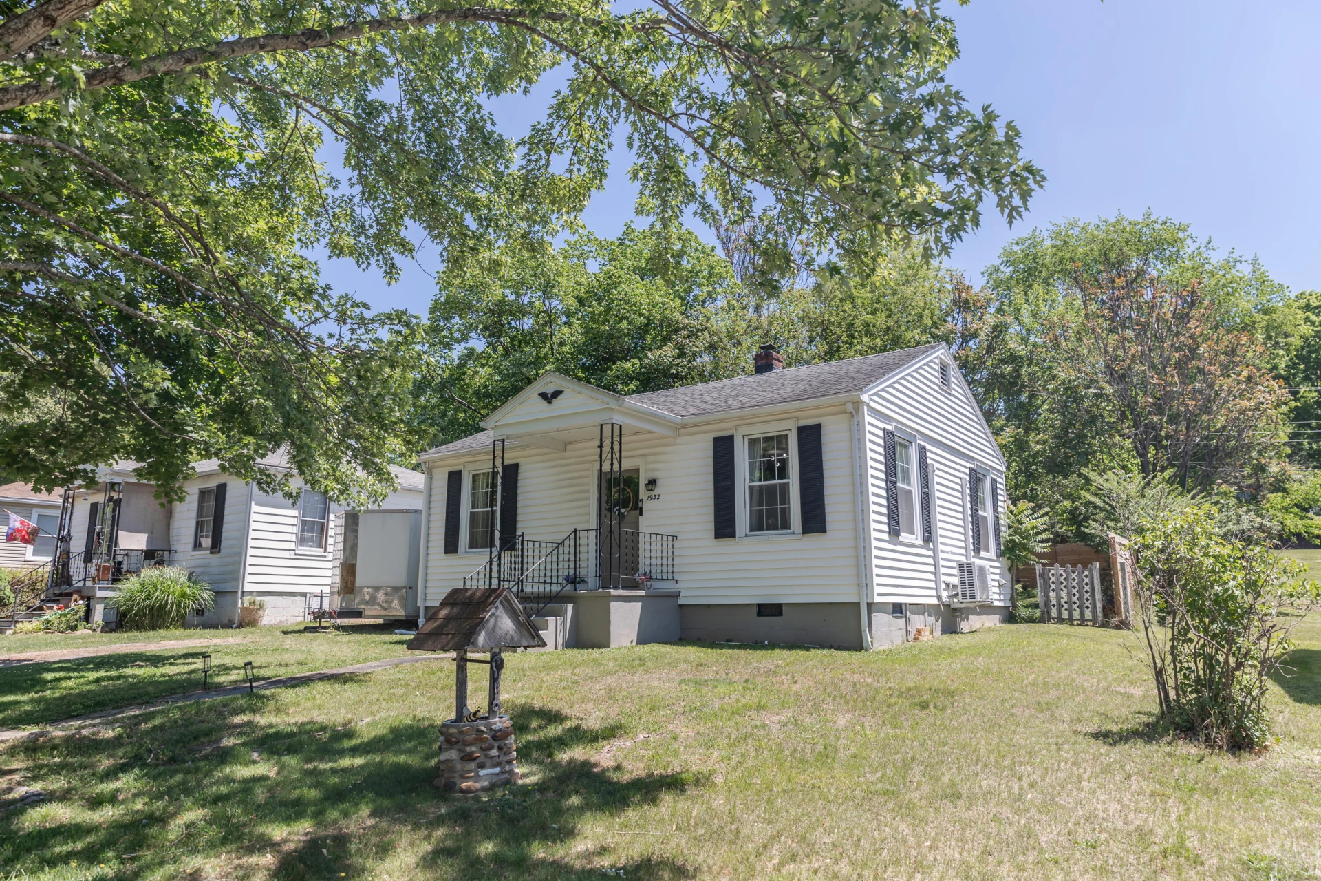 1932 Hawthorne Ave - Photo 3