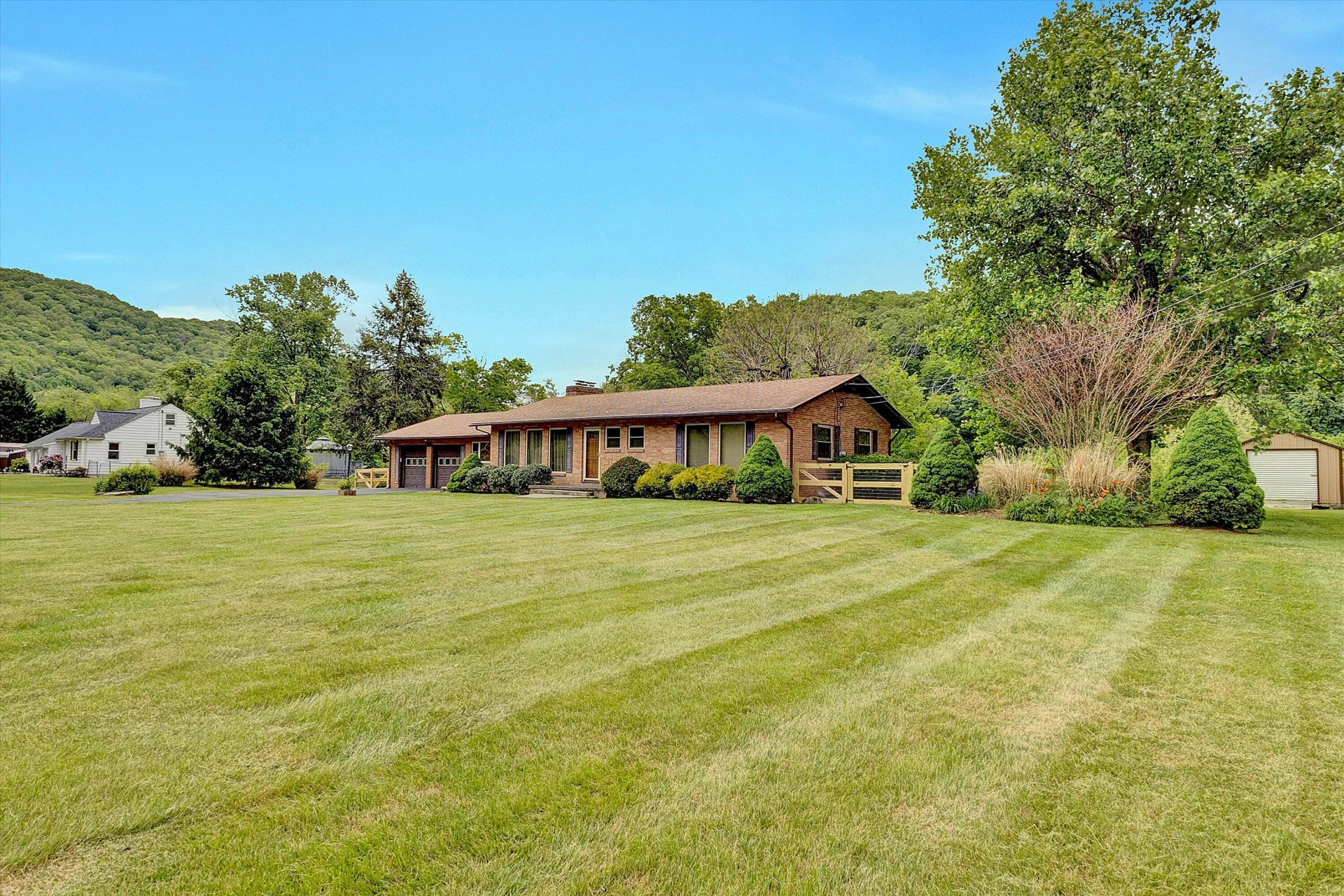 2015 Evergreen Rd - Photo 2