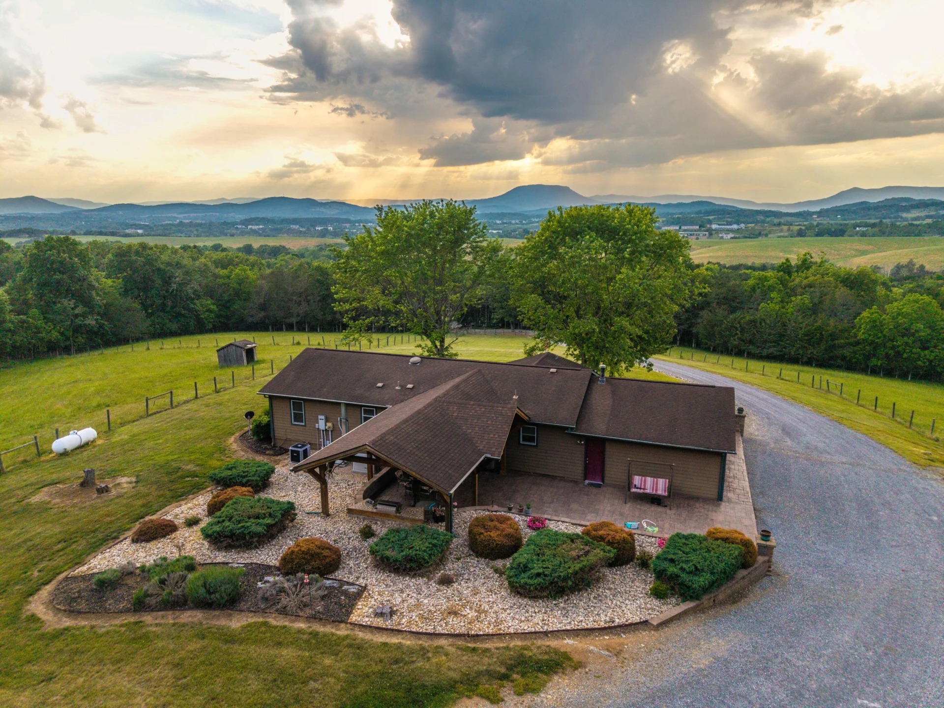 608 MOUNTAIN VIEW Rd - Photo 2