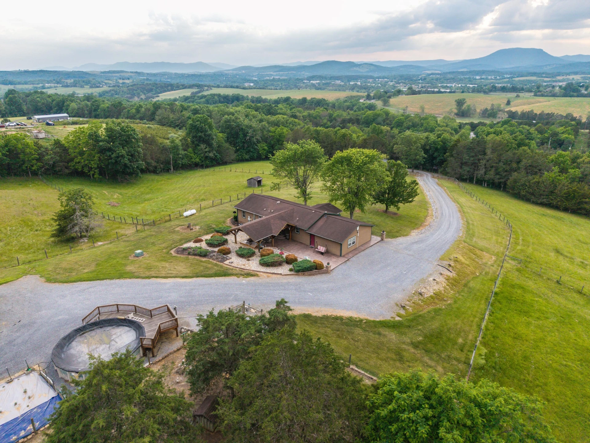 608 MOUNTAIN VIEW Rd - Photo 4