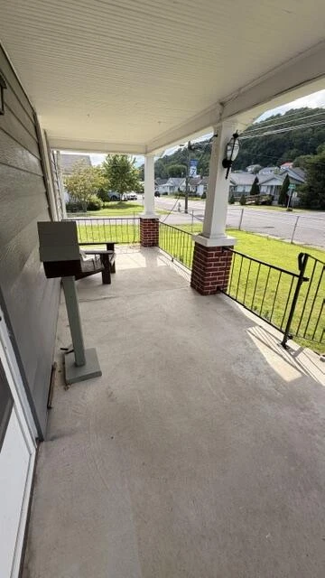 625 W Jackson St - Photo 2