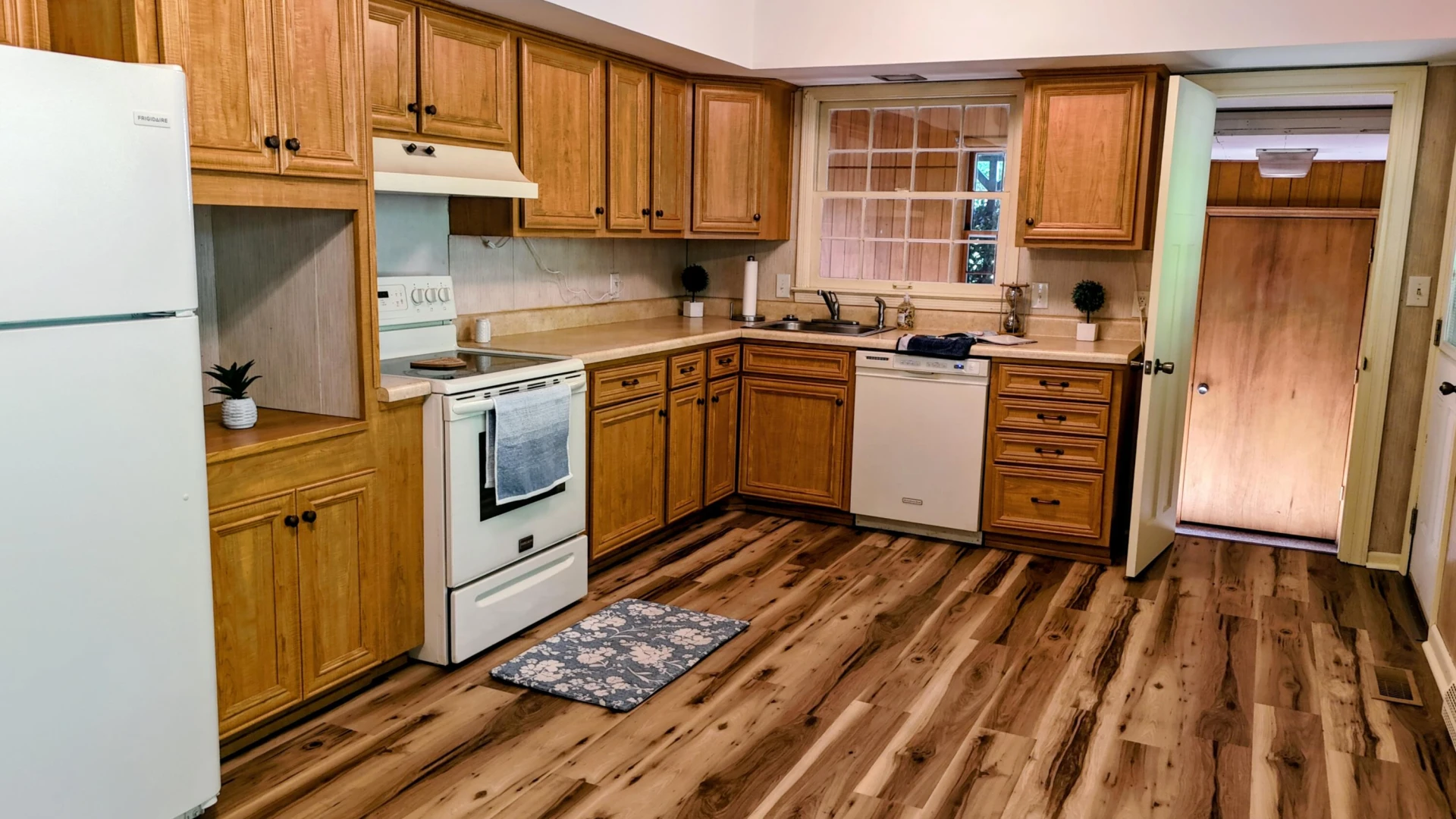 2460 Pine Ave - Photo 17