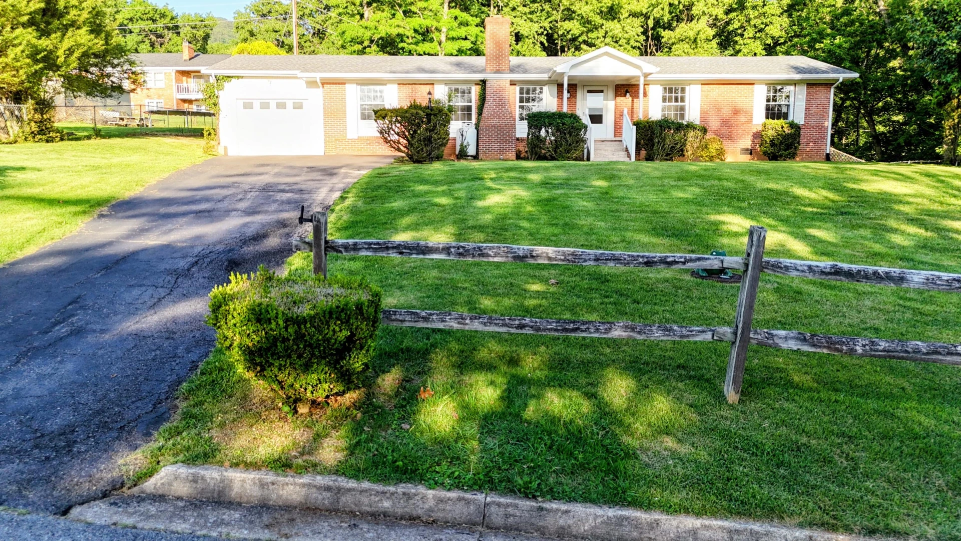 2460 Pine Ave - Photo 2