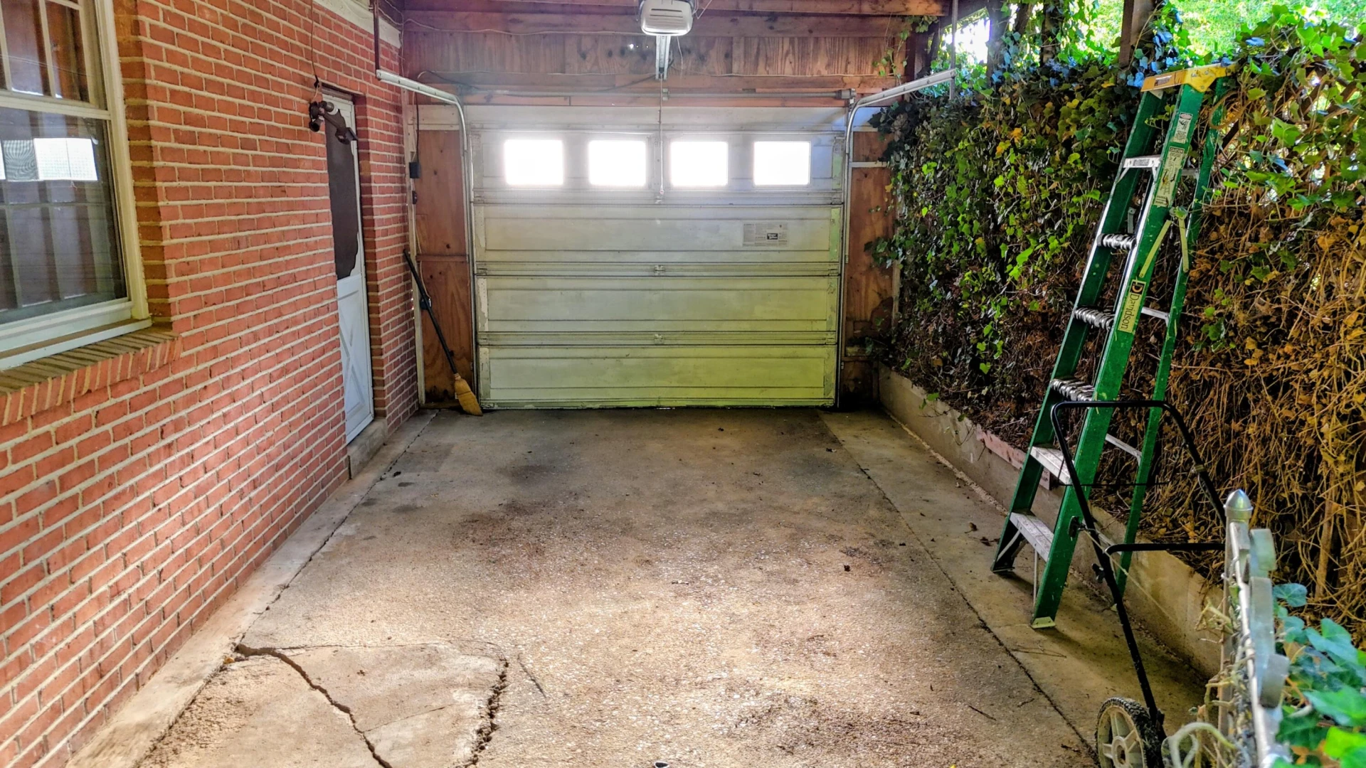 2460 Pine Ave - Photo 34