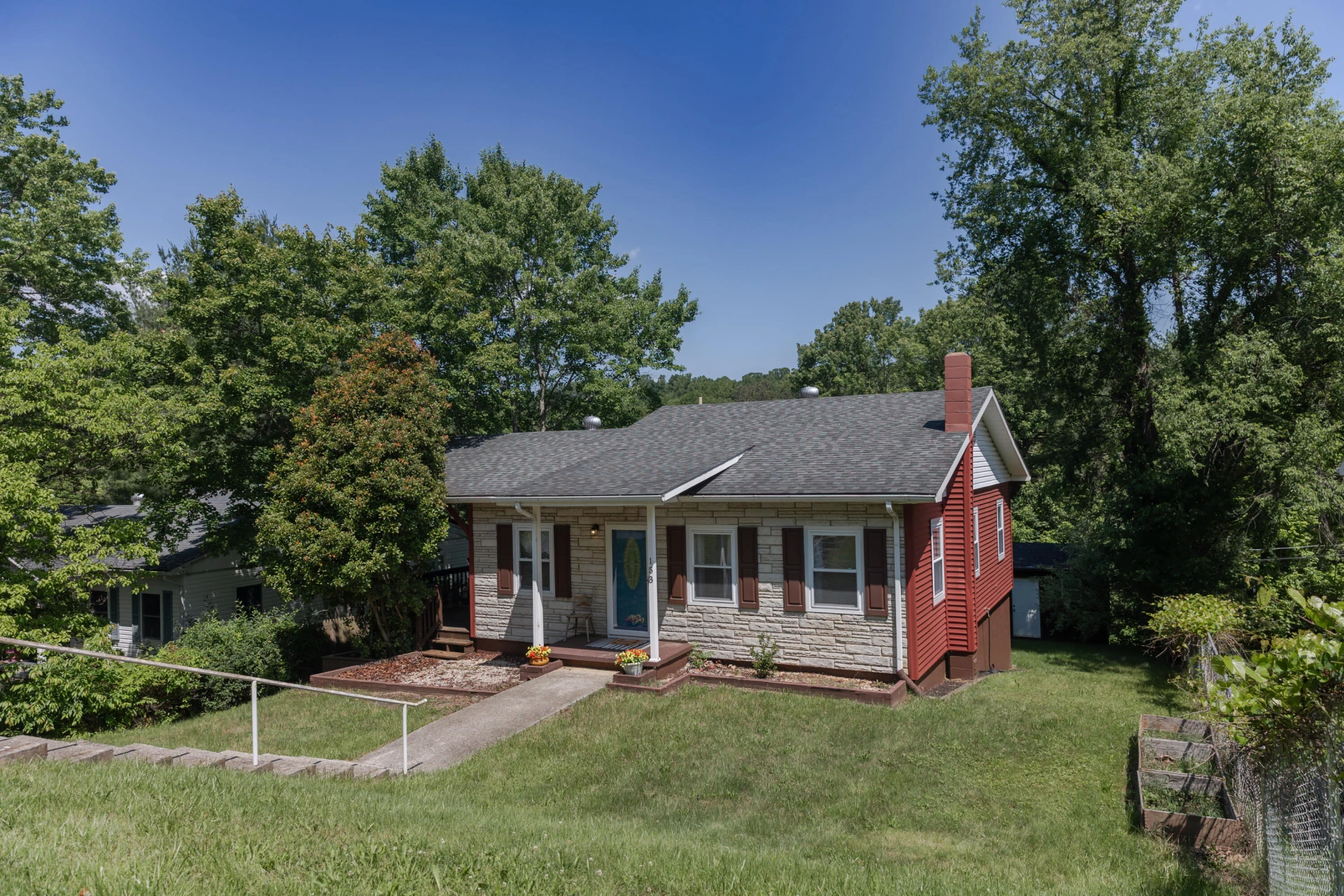153 E 38th St - Photo 2