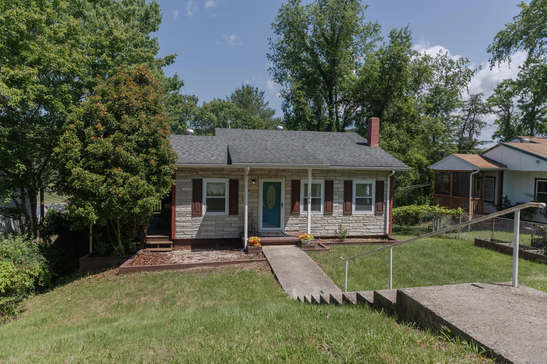 153 E 38th St - Photo 3