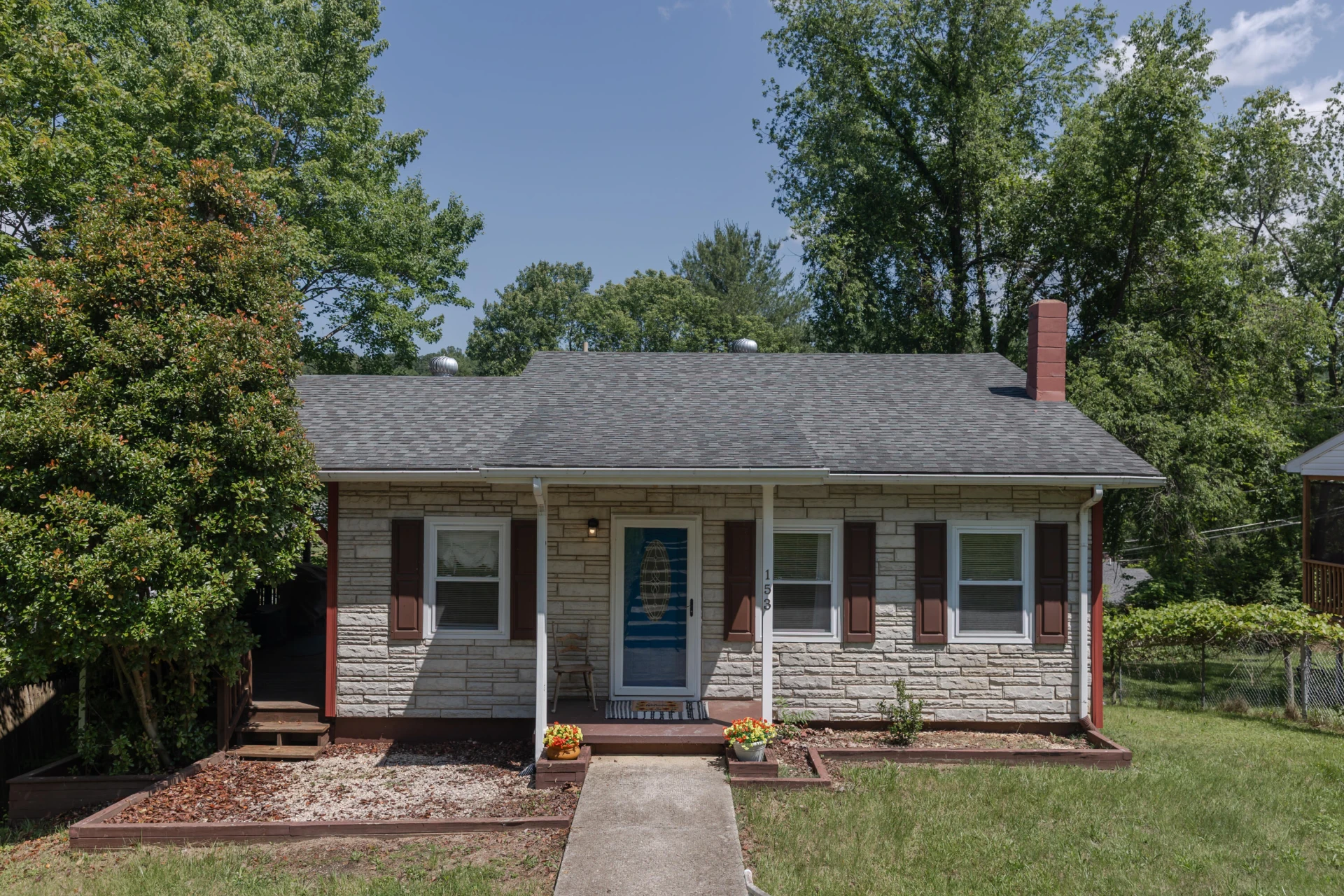 153 E 38th St - Photo 4