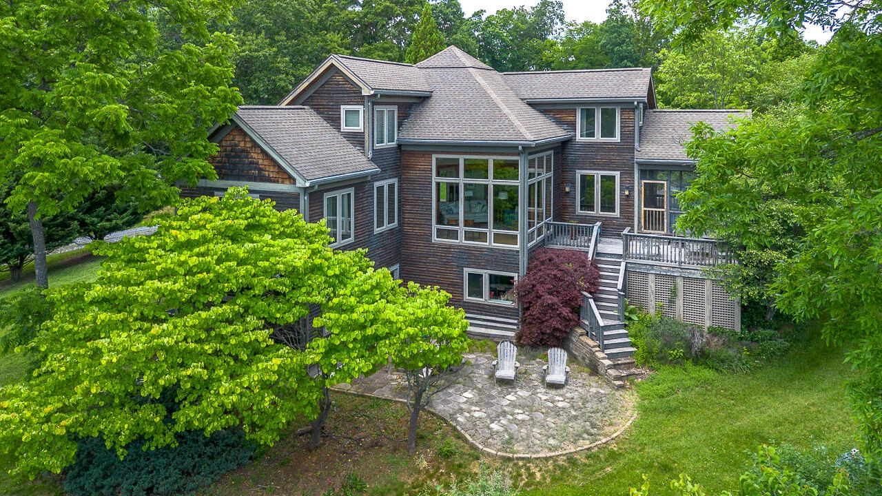 215 E Ridge Dr