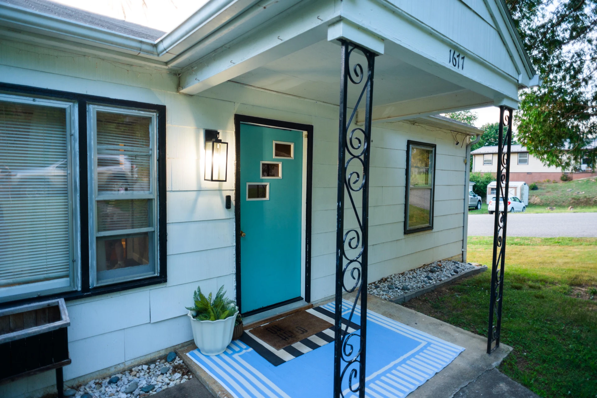 1677 Hawthorne Ave - Photo 2