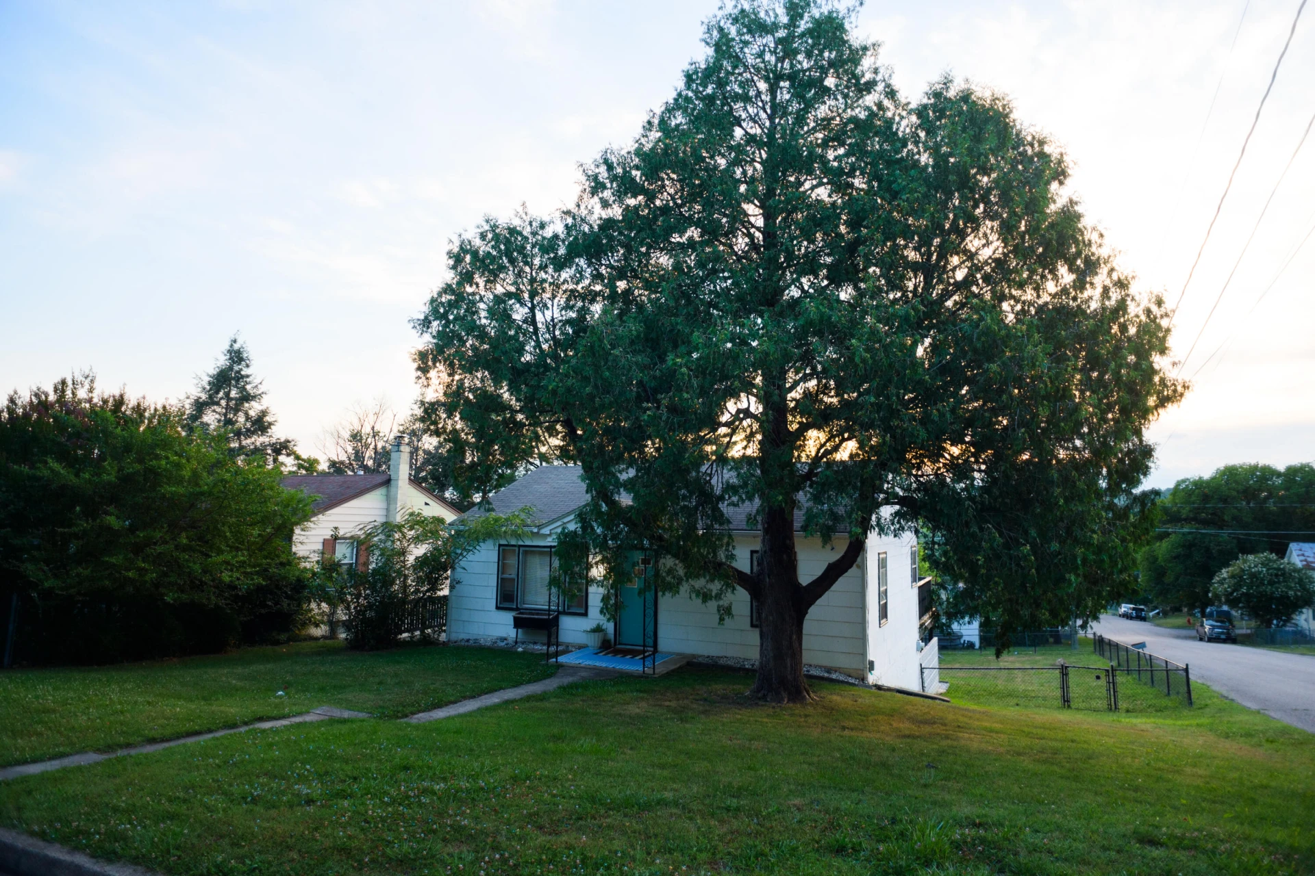 1677 Hawthorne Ave - Photo 3