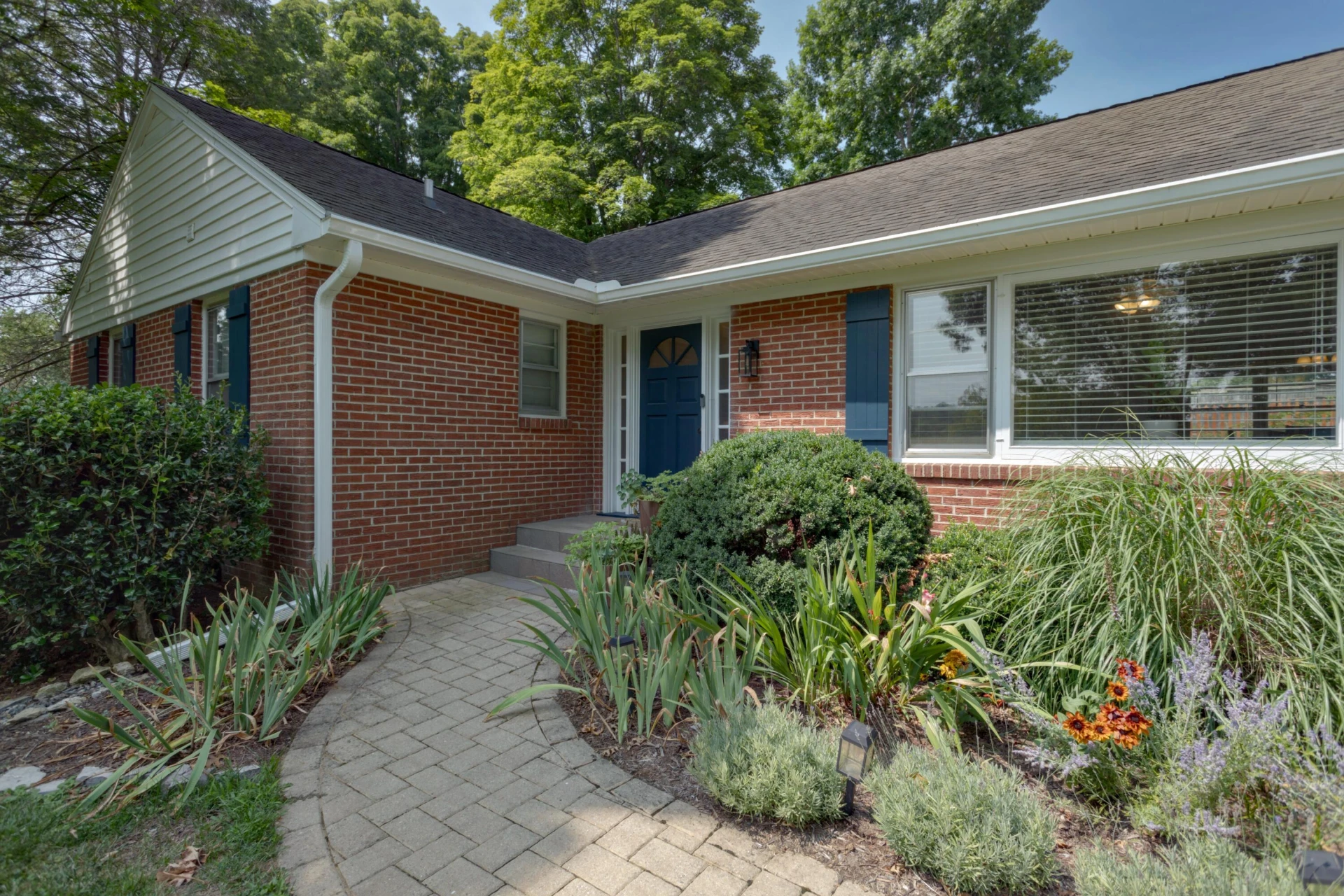 108 Oakview Dr - Photo 2