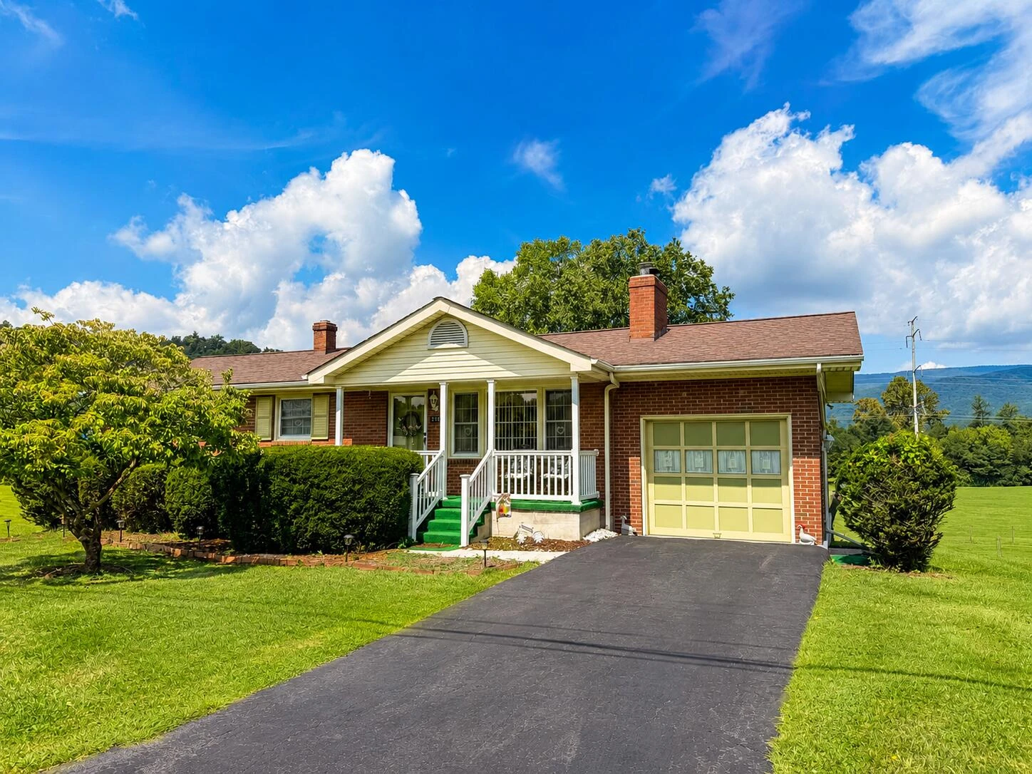 214 Chapel Dr - Photo 2